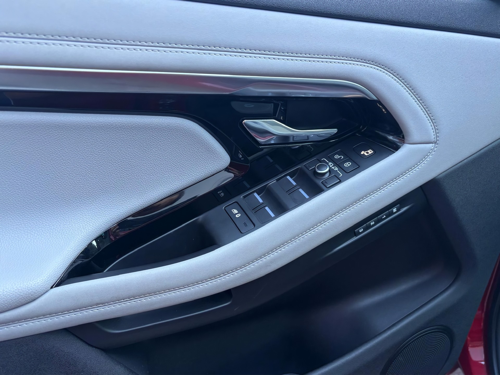 LAND ROVER Range Rover Evoque P 300e SE AT8-image-11
