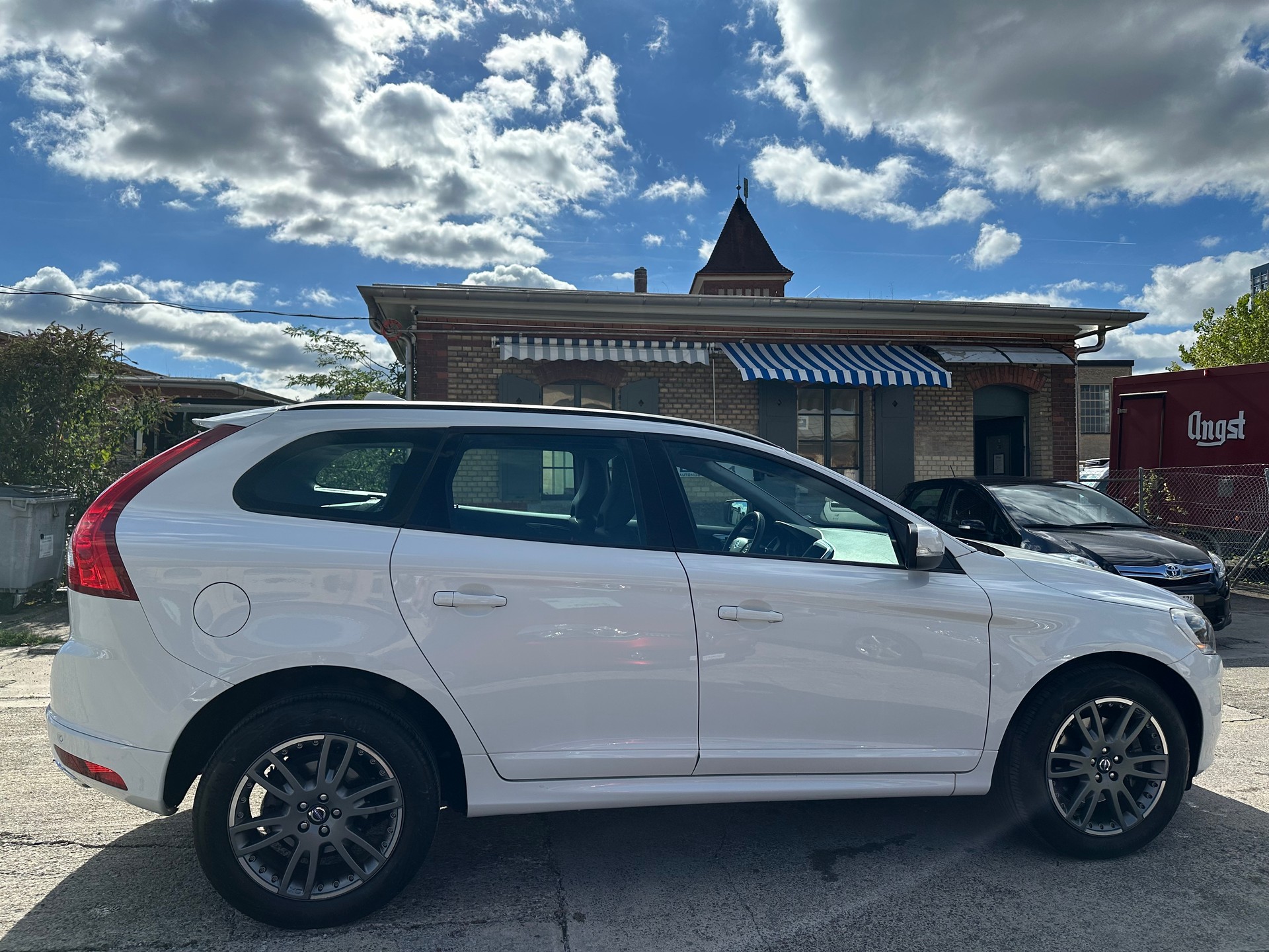 VOLVO XC60 D4 AWD Kinetic Geartronic-image-4