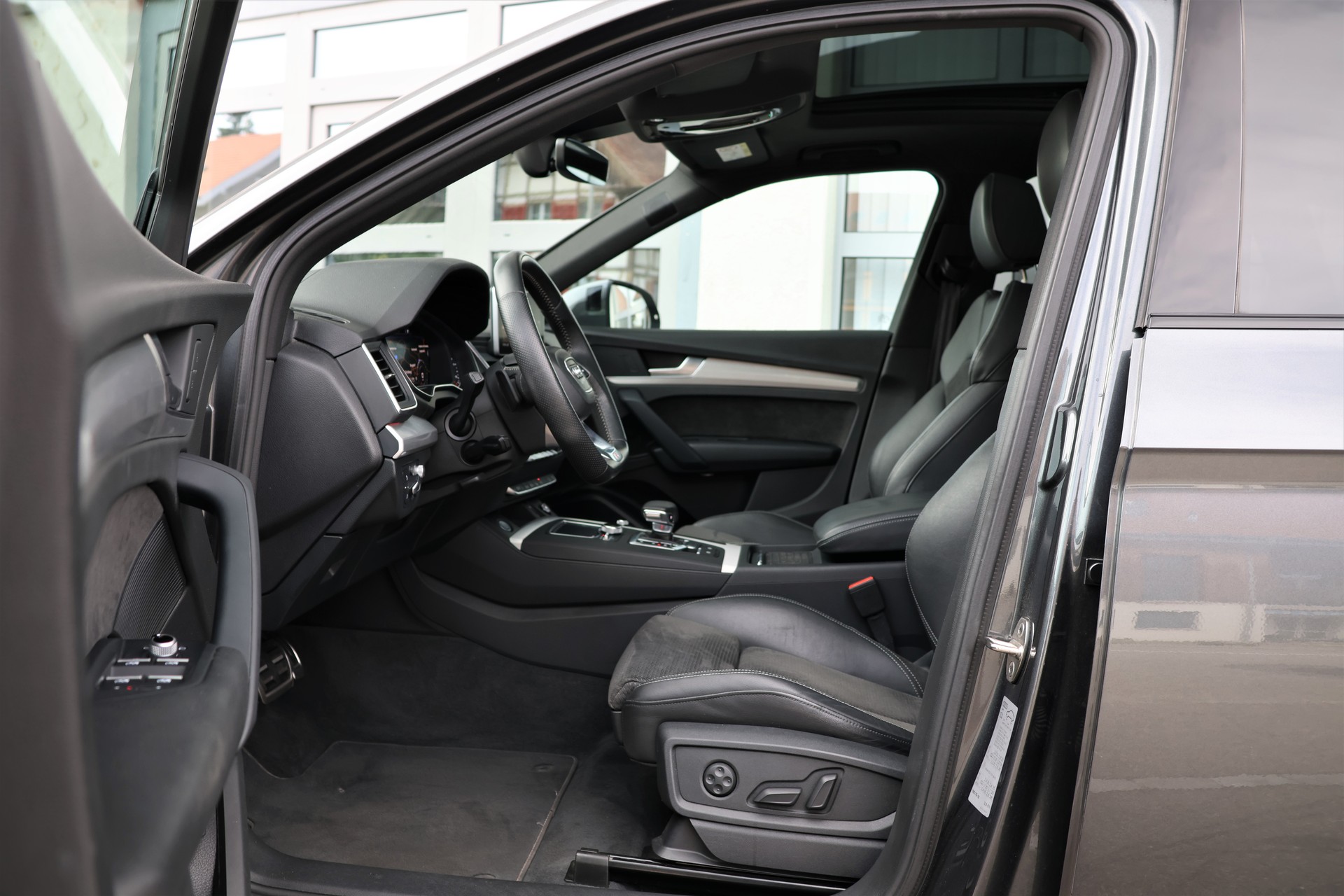 AUDI Q5 40 TDI sport quattro S-tronic (CH) S-Line-image-9