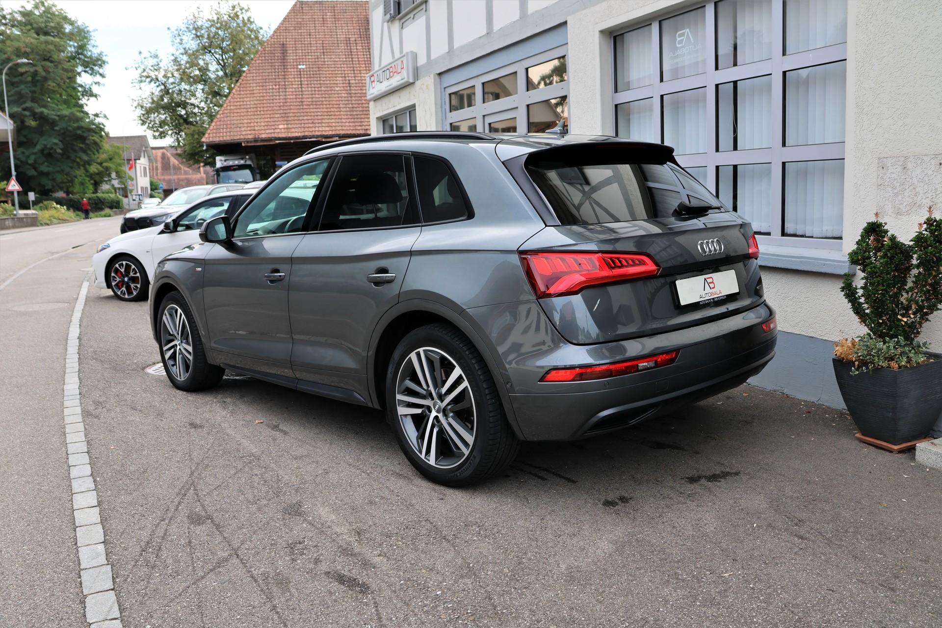 AUDI Q5 40 TDI sport quattro S-tronic (CH) S-Line-image-6