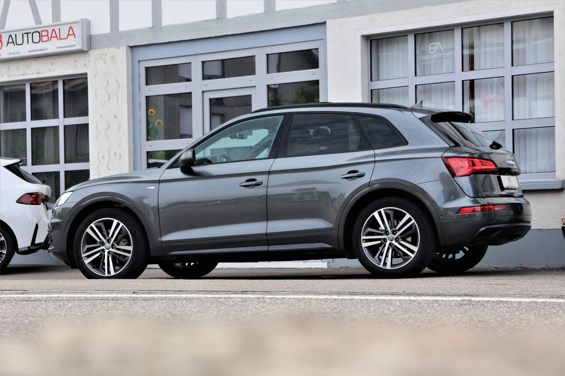 AUDI Q5 40 TDI sport quattro S-tronic (CH) S-Line-image-3