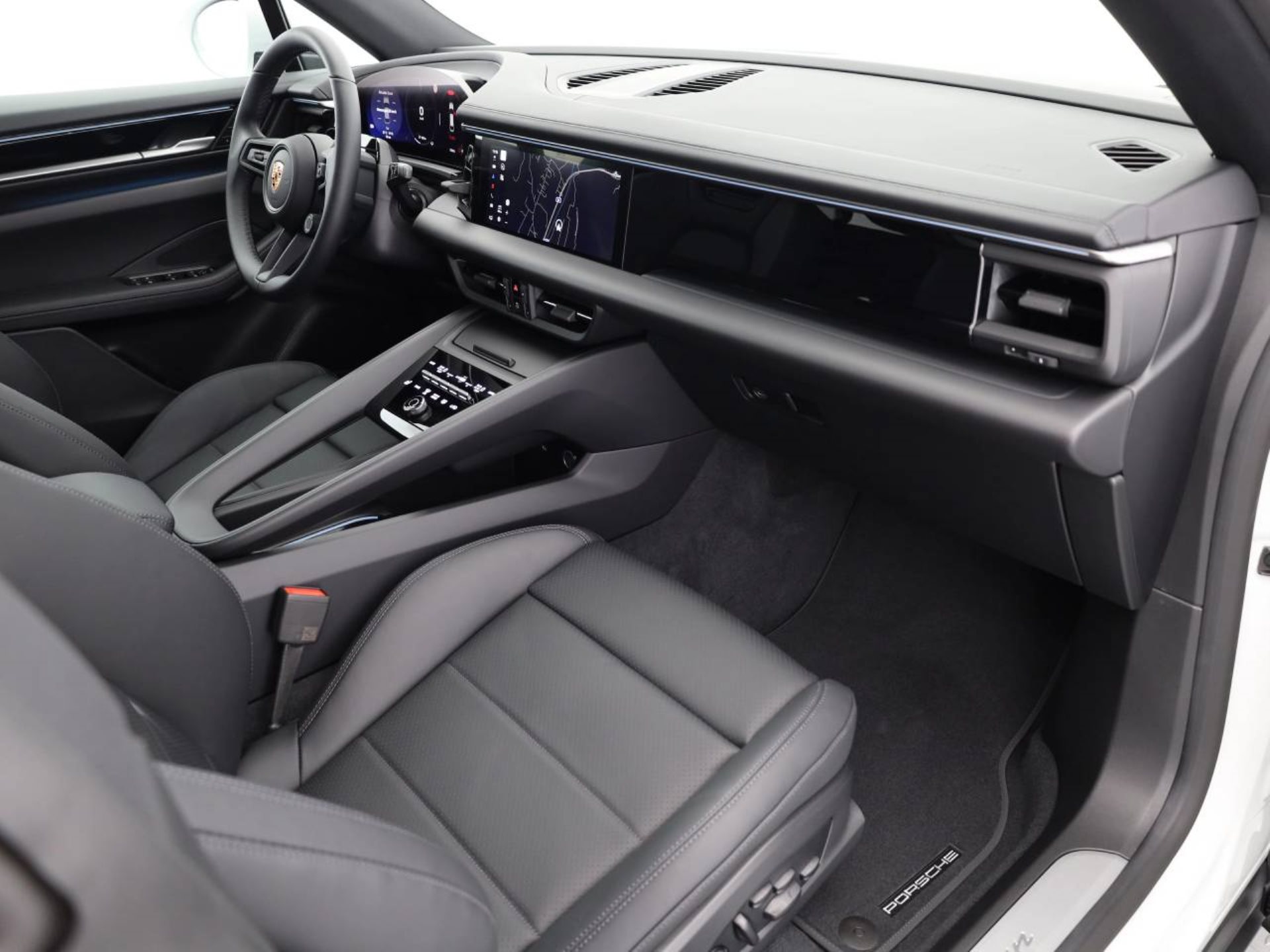 PORSCHE Macan-image-13