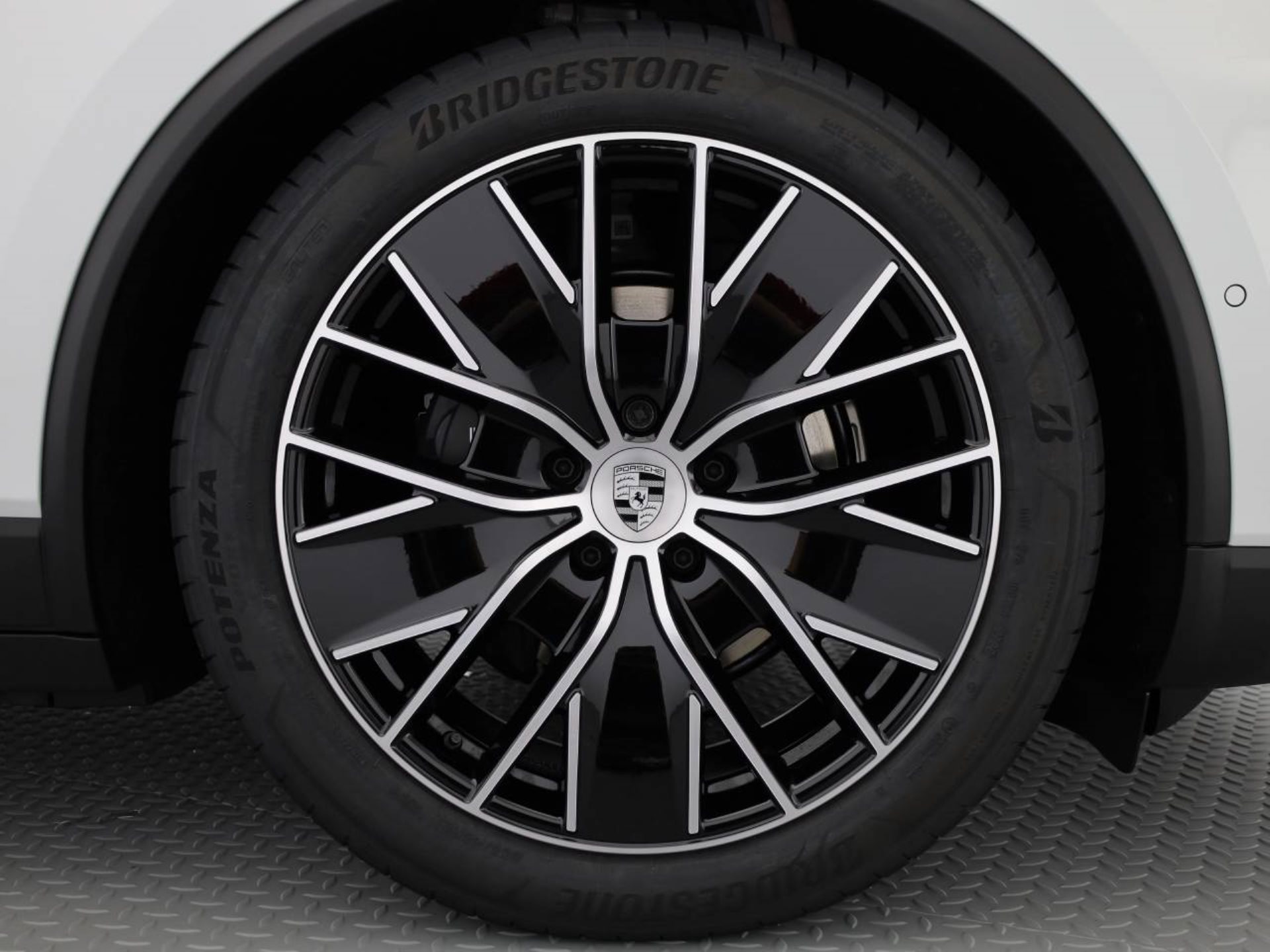 PORSCHE Macan-image-8
