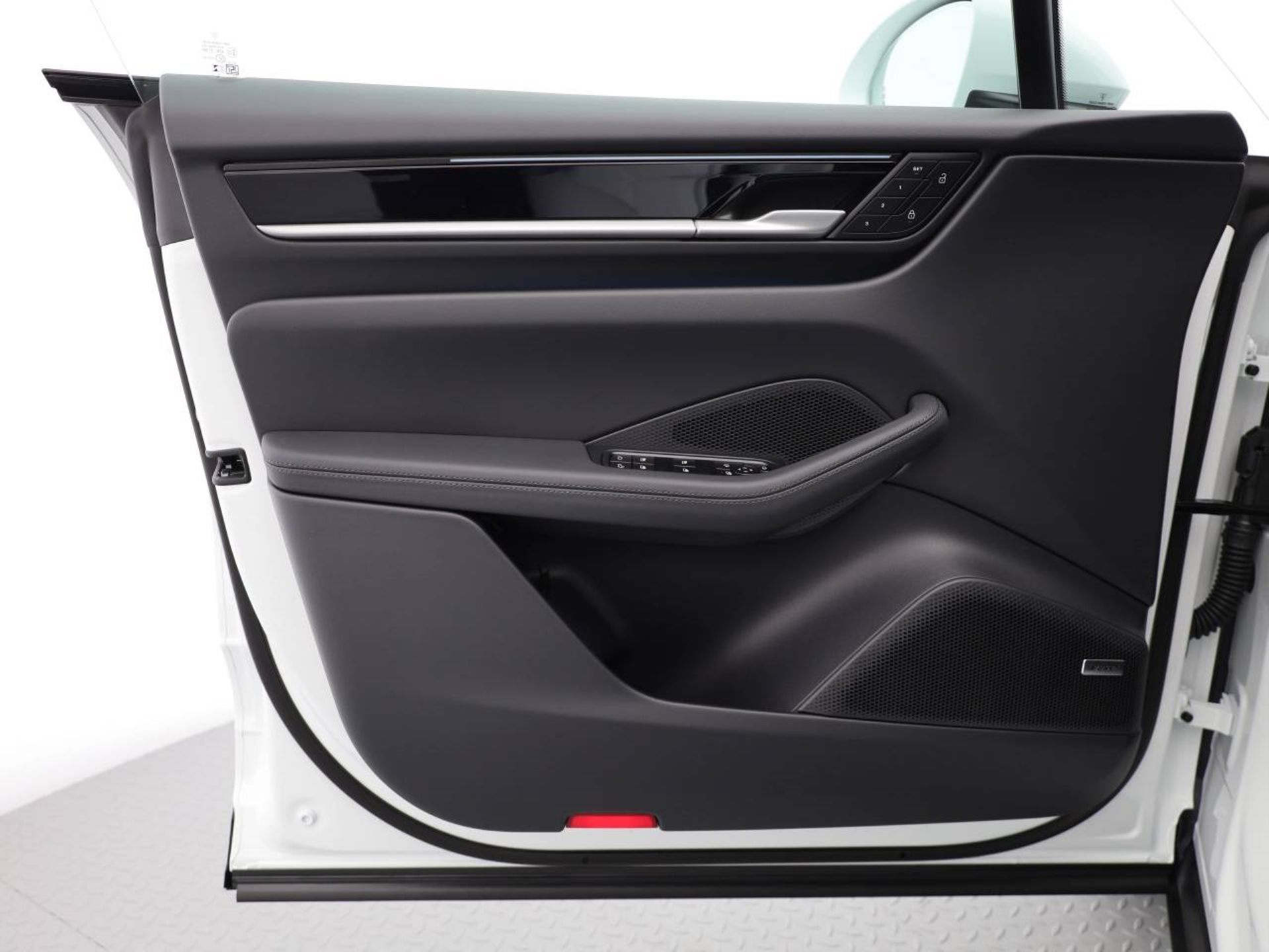 PORSCHE Macan-image-16