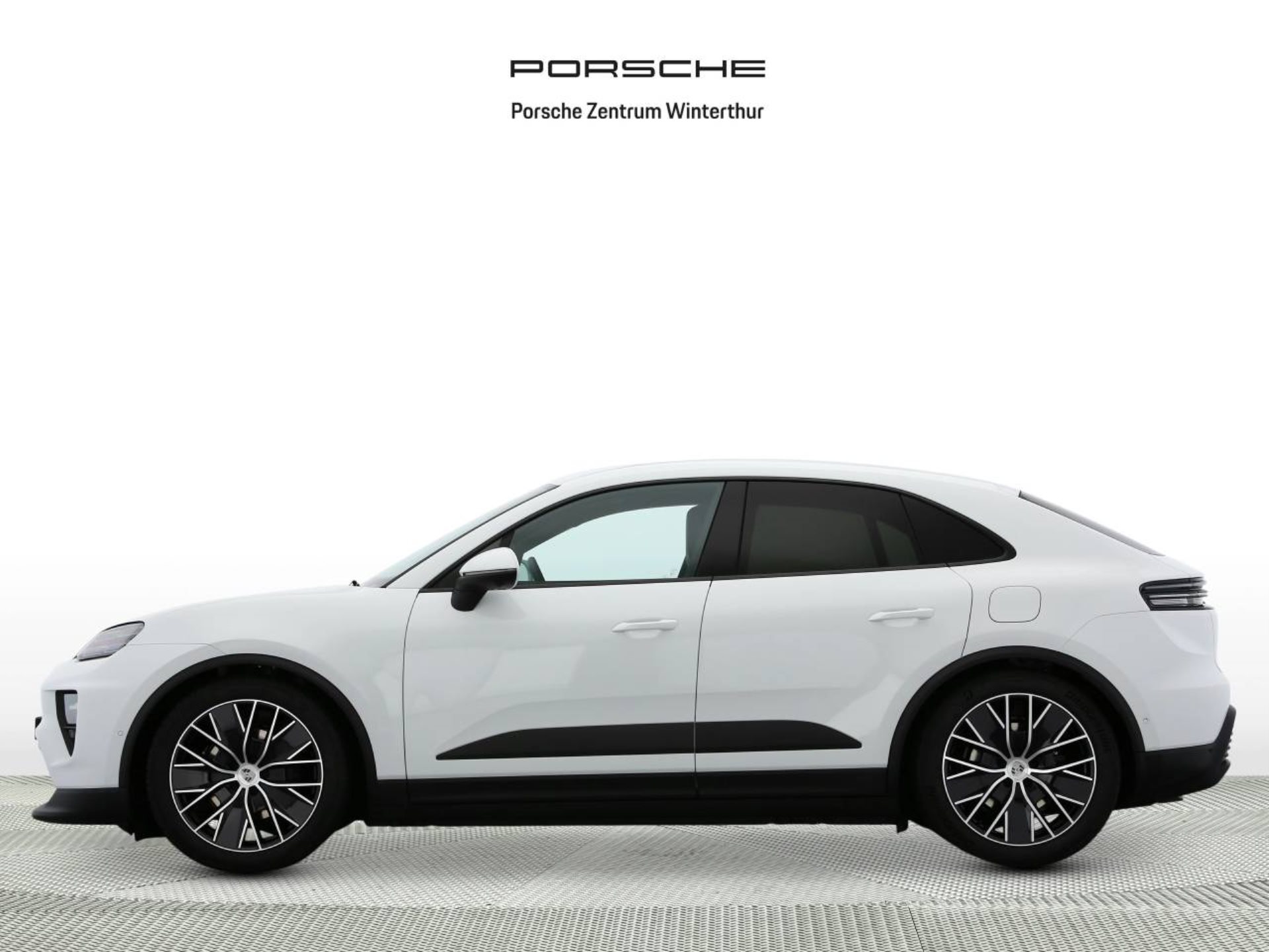 PORSCHE Macan-image-1