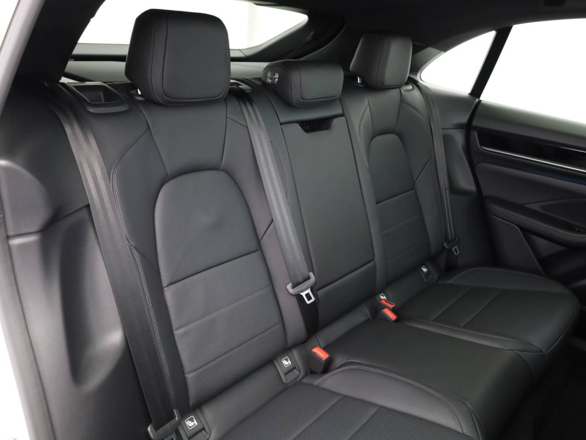 PORSCHE Macan-image-19