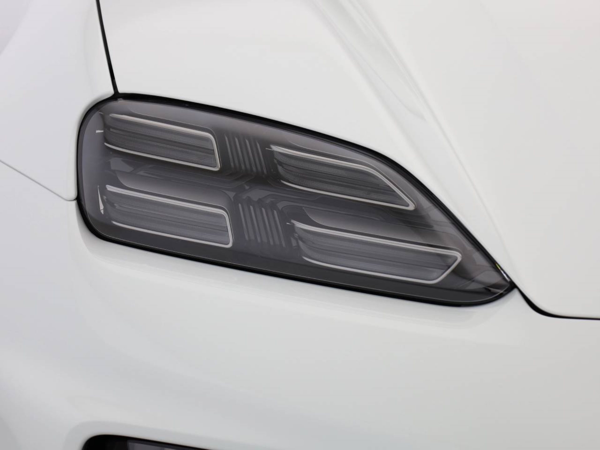 PORSCHE Macan-image-7