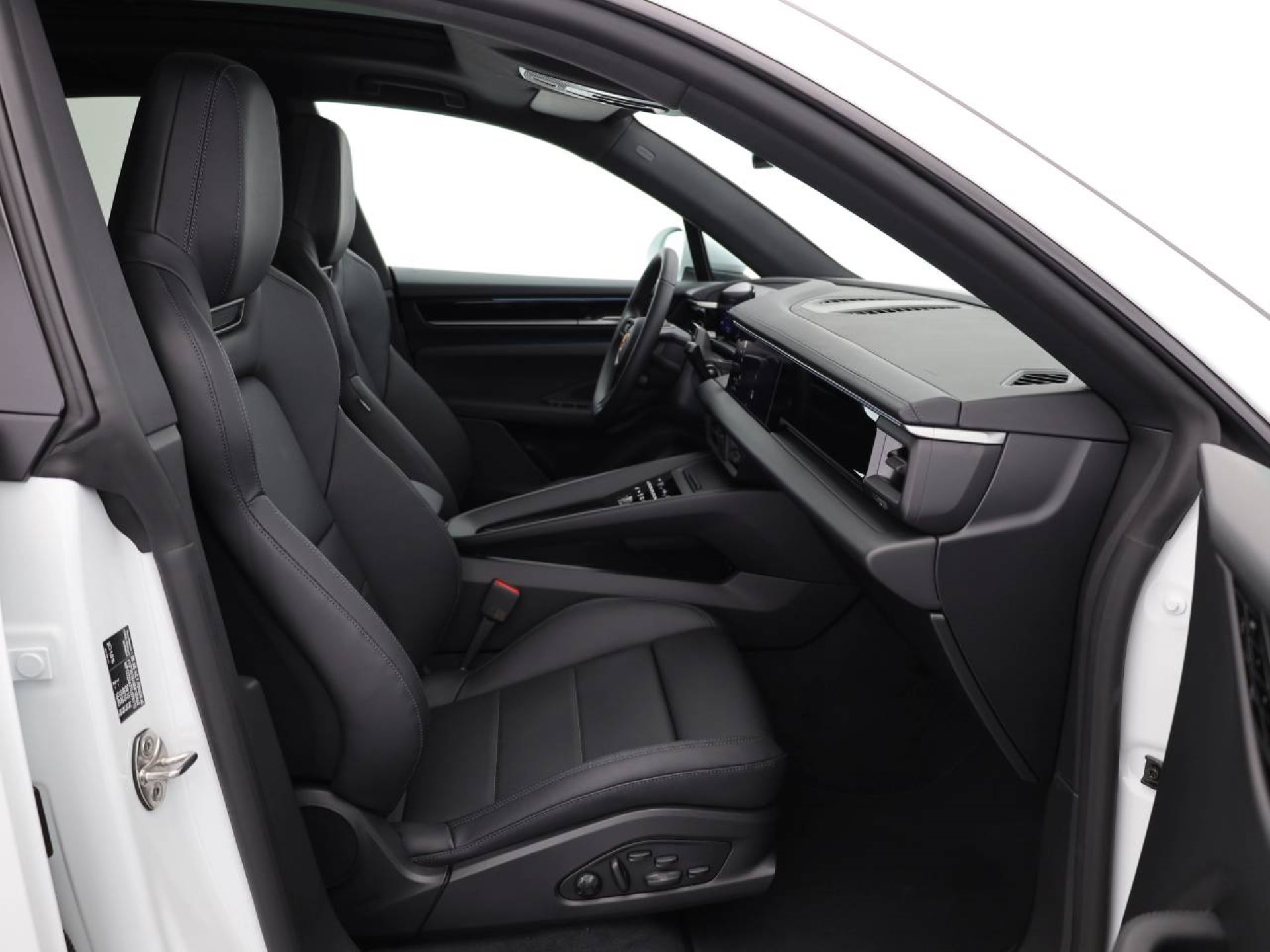 PORSCHE Macan-image-14