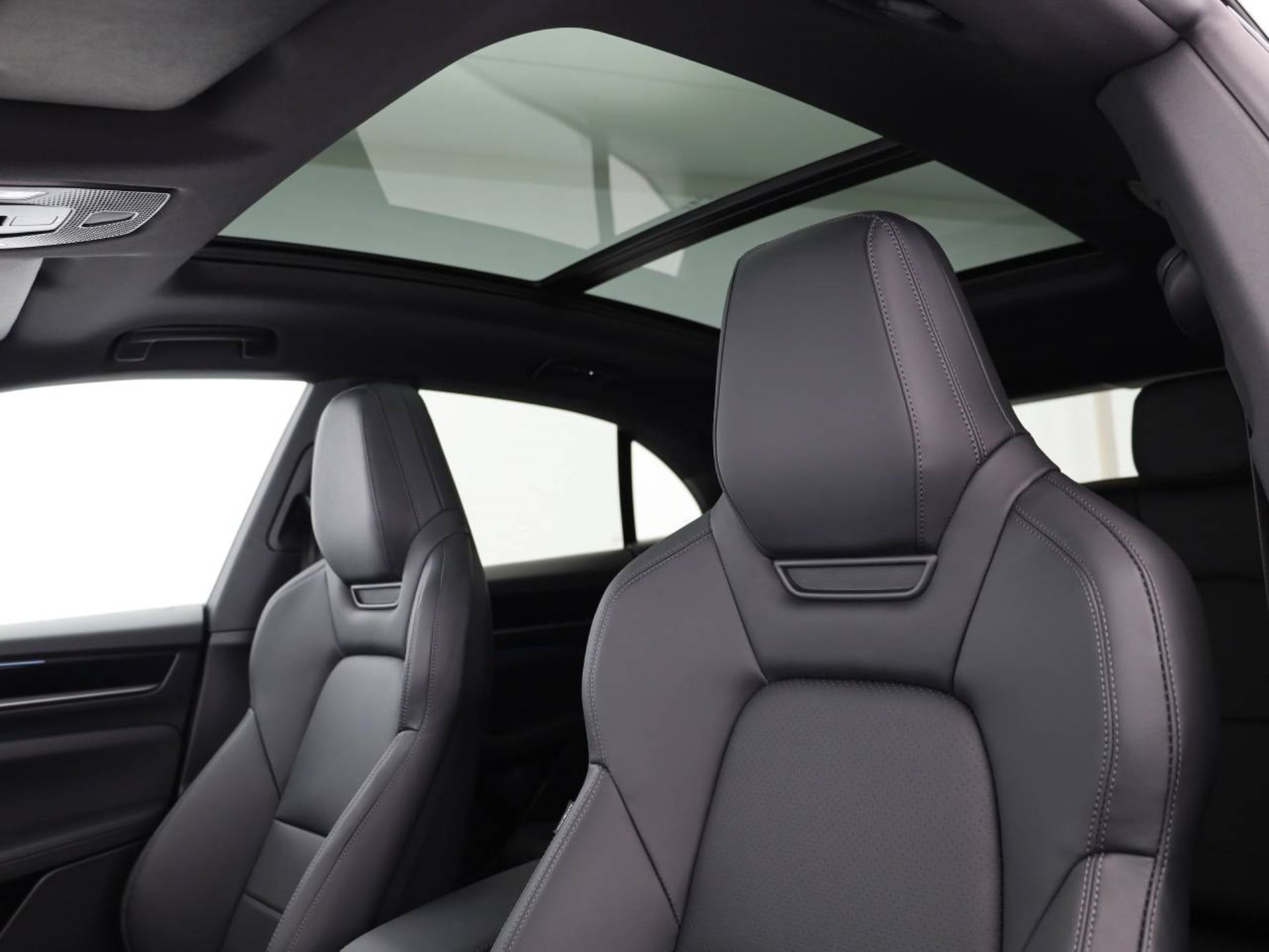 PORSCHE Macan-image-15