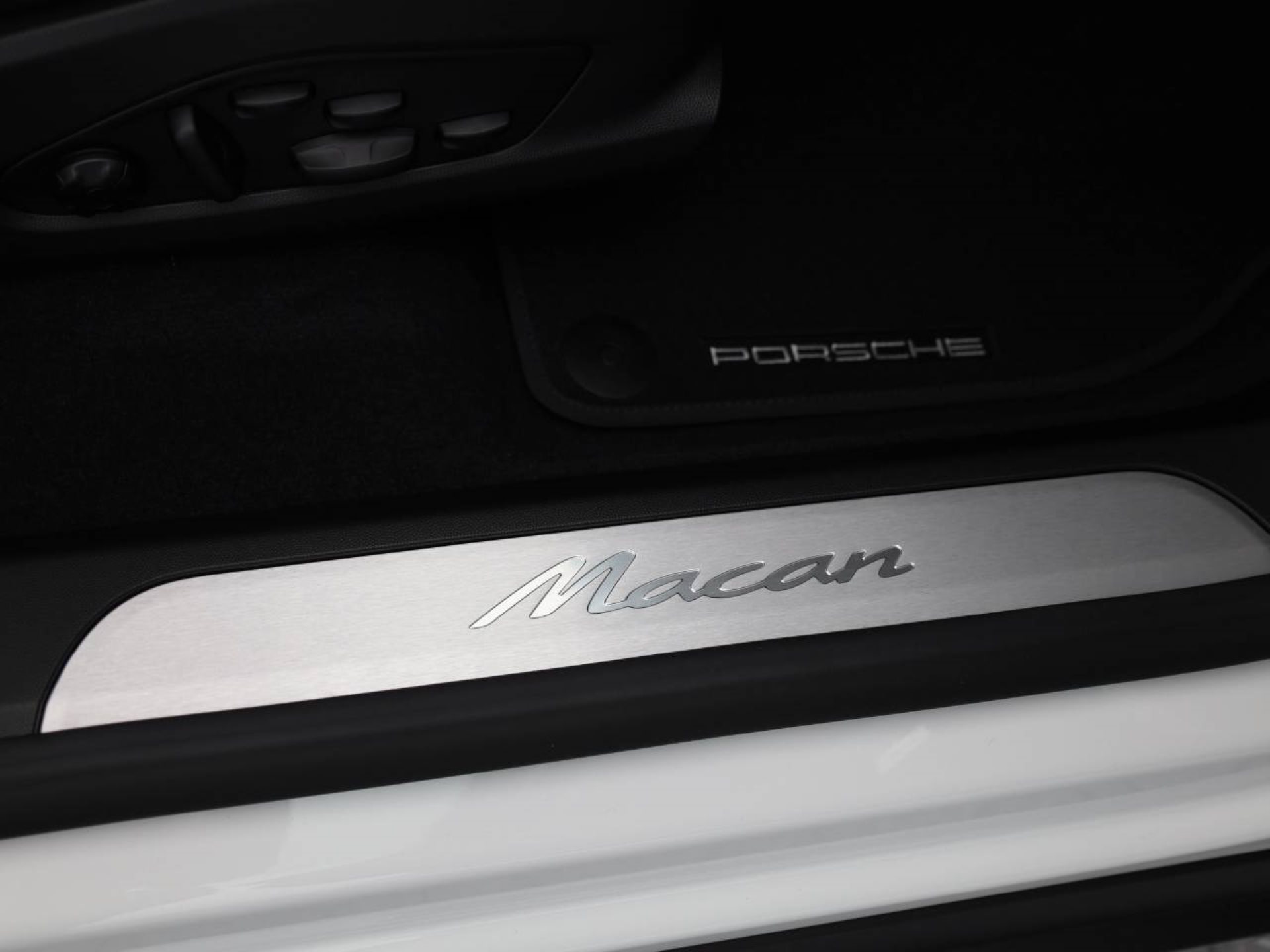 PORSCHE Macan-image-18