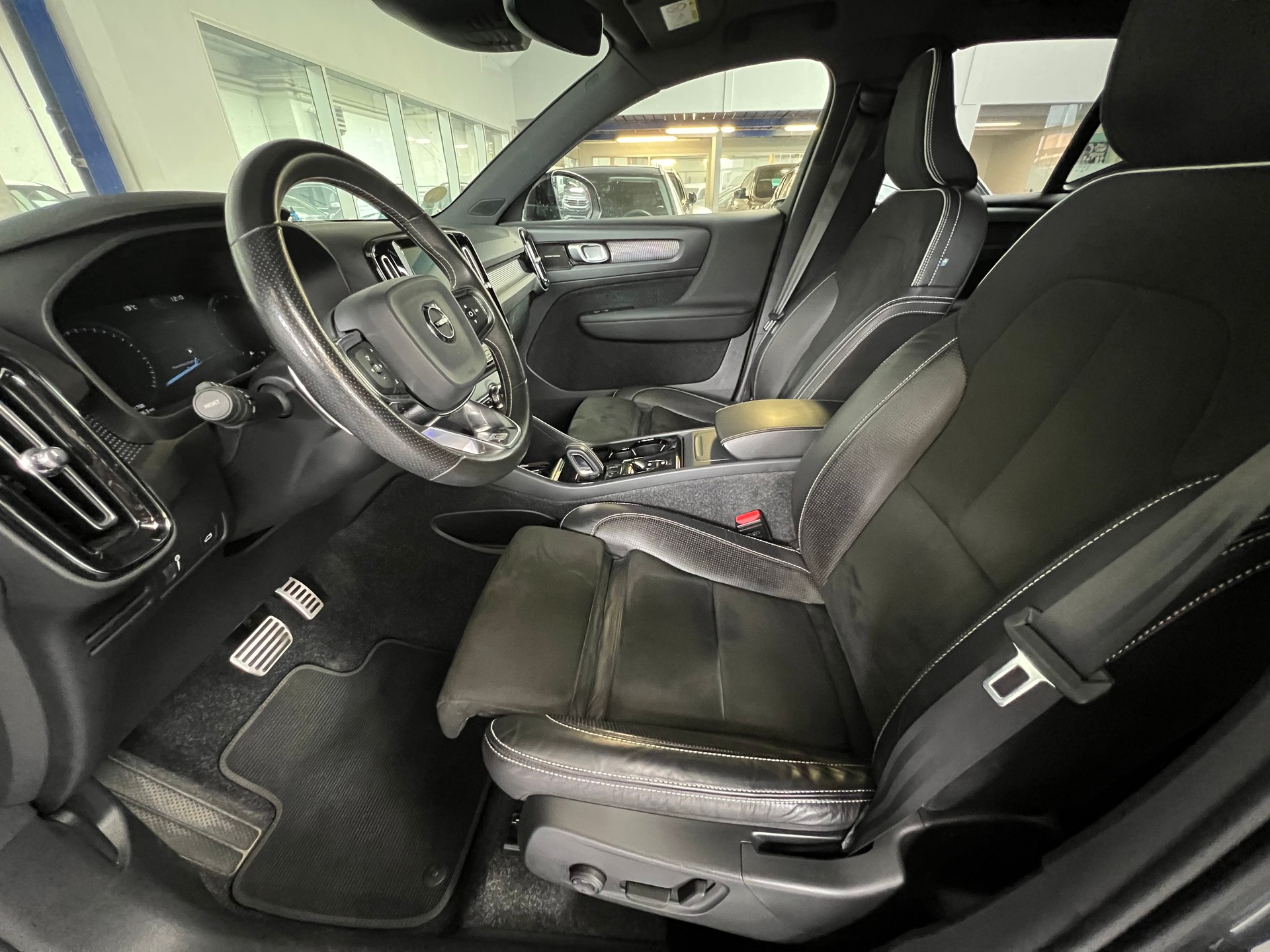 VOLVO XC40 D4 AWD R-Design Geartronic-image-9