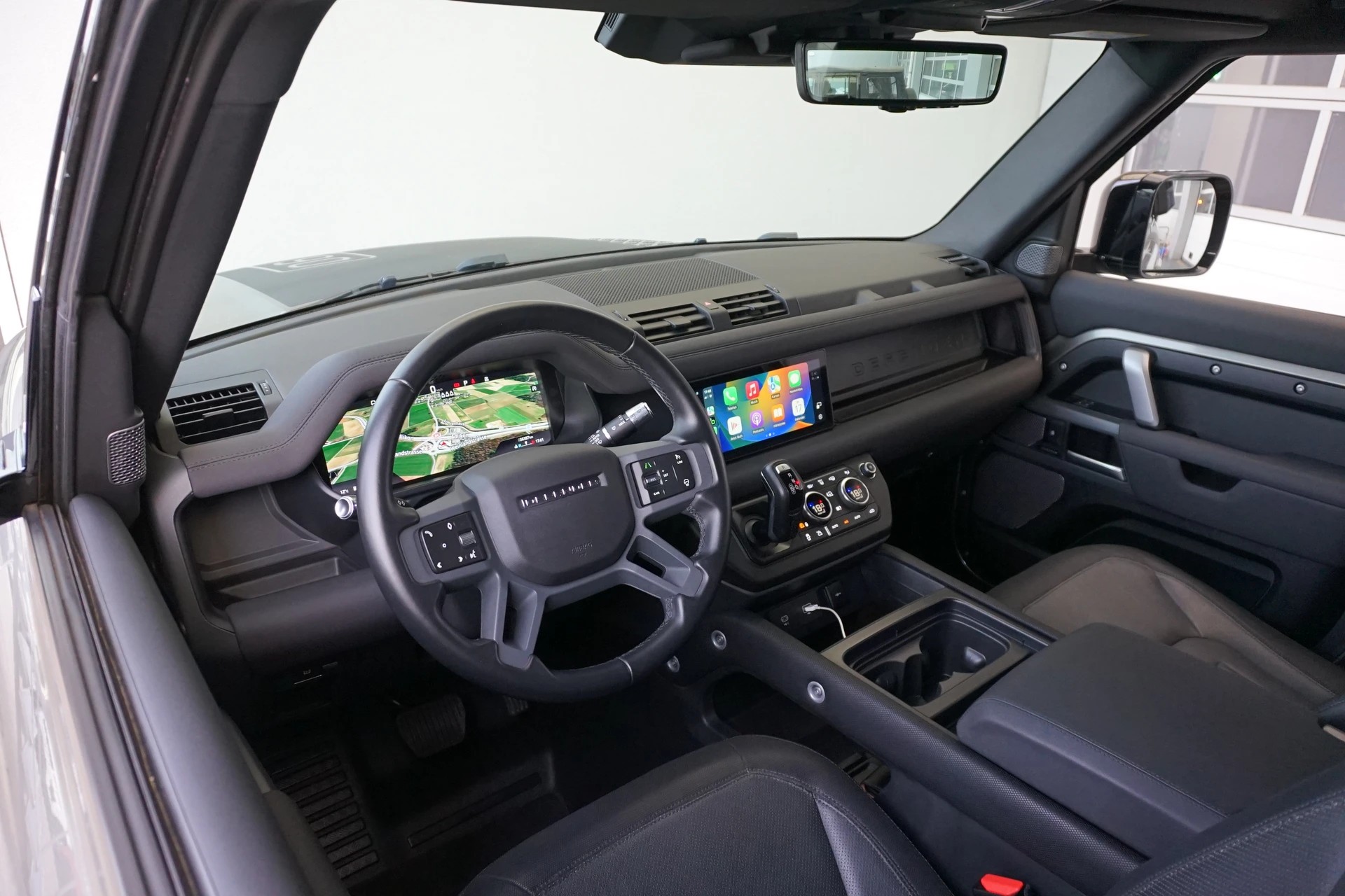 LAND ROVER Defender90 I6 250 X-D SE 250PS 4x4-image-16