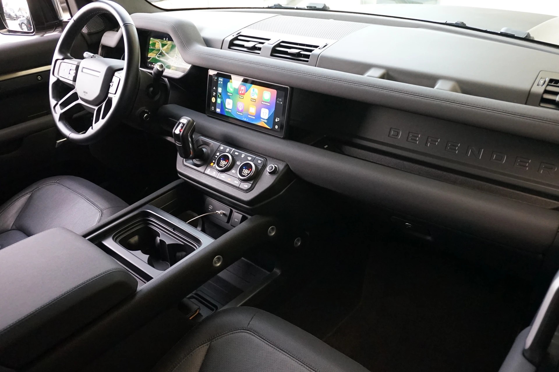 LAND ROVER Defender90 I6 250 X-D SE 250PS 4x4-image-14
