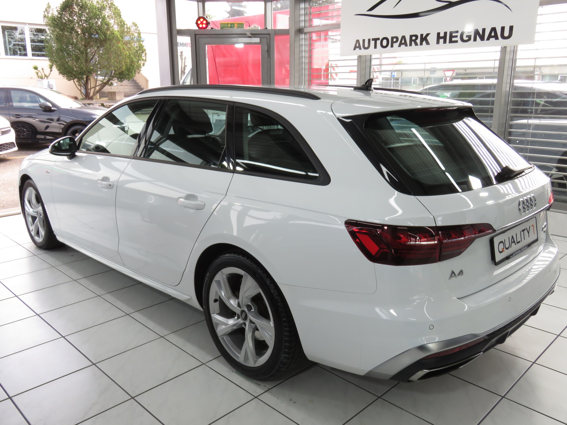 AUDI A4 Avant 40 TDI S line Attraction Quattro S-tronic (Automat)-image-5