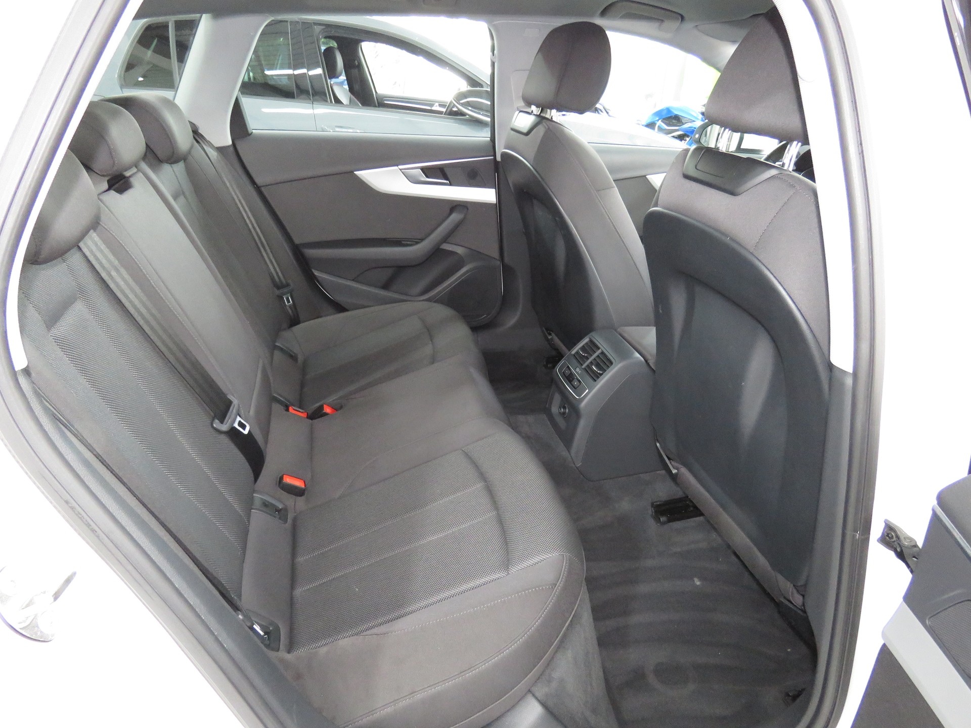 AUDI A4 Avant 40 TDI S line Attraction Quattro S-tronic (Automat)-image-13