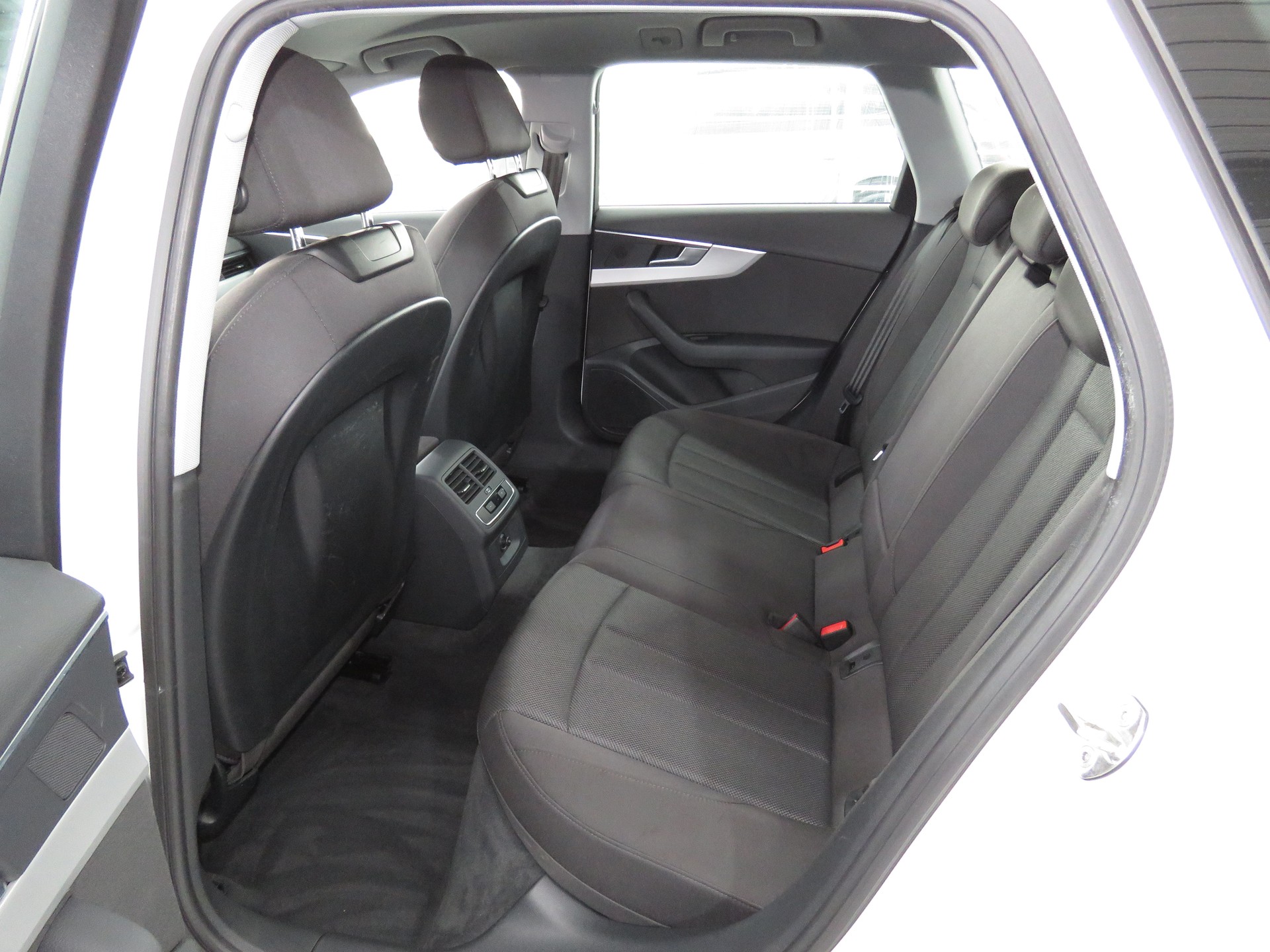 AUDI A4 Avant 40 TDI S line Attraction Quattro S-tronic (Automat)-image-8