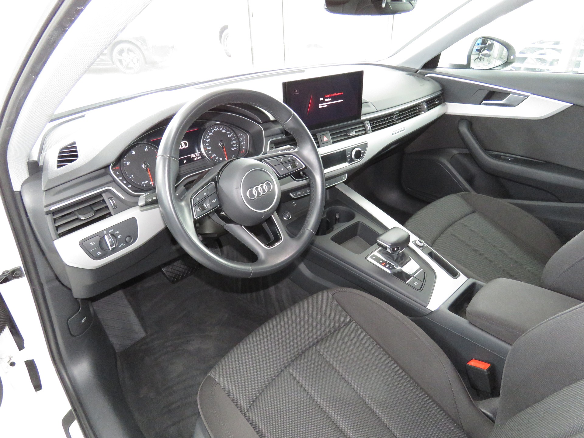 AUDI A4 Avant 40 TDI S line Attraction Quattro S-tronic (Automat)-image-6