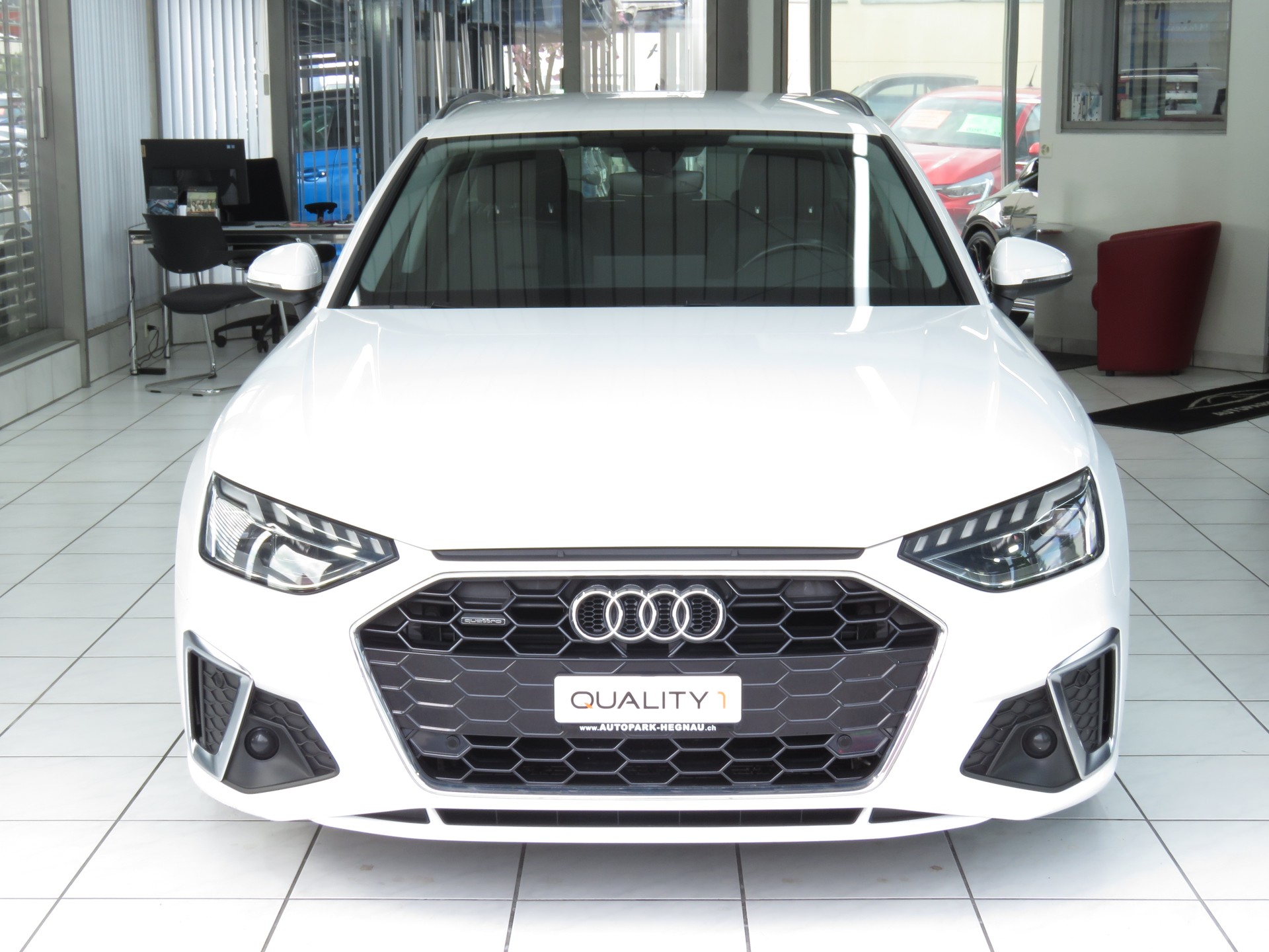 AUDI A4 Avant 40 TDI S line Attraction Quattro S-tronic (Automat)-image-1