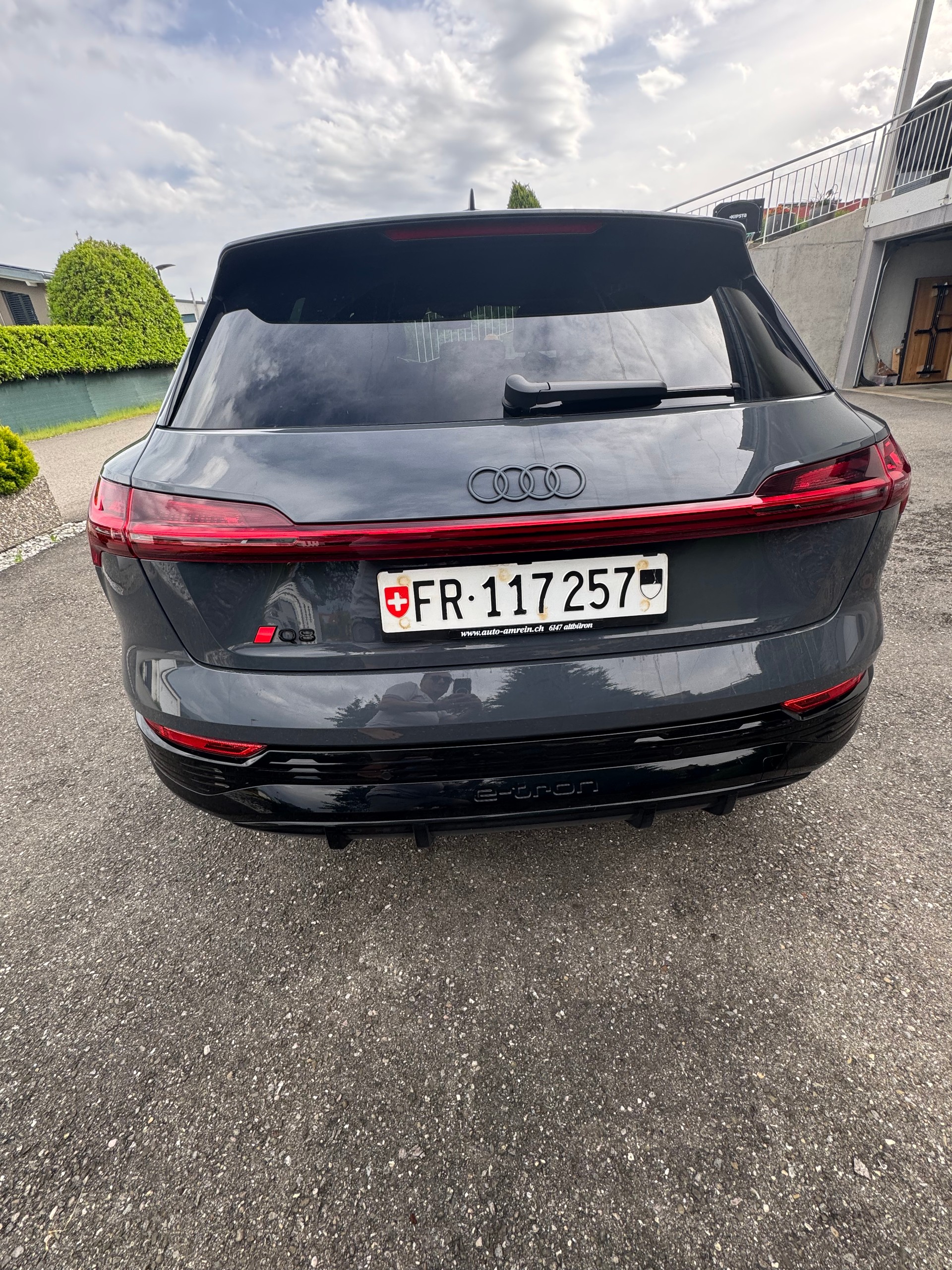 AUDI Q8 55 e-tron S line quattro-image-2