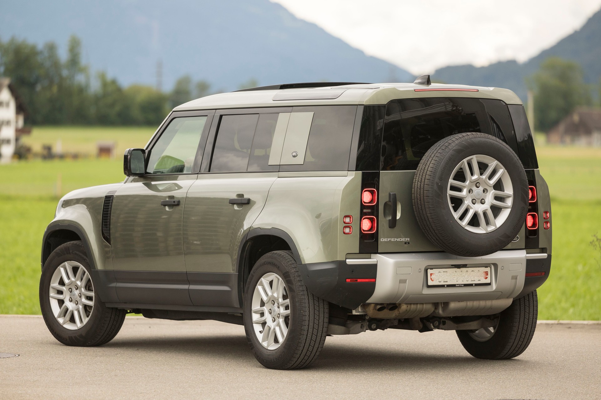 LAND ROVER Defender 110 D200 SD4 S AT8-image-2