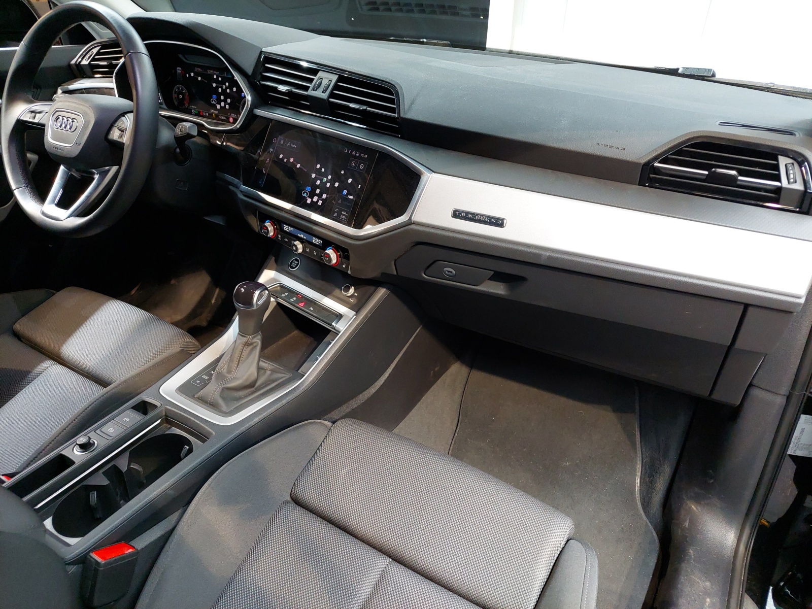 AUDI Q3 35 TDI S line quattro S-tronic-image-9