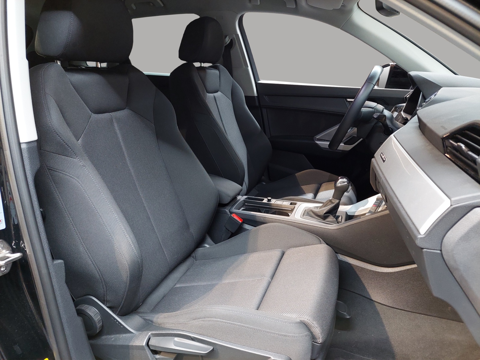 AUDI Q3 35 TDI S line quattro S-tronic-image-8
