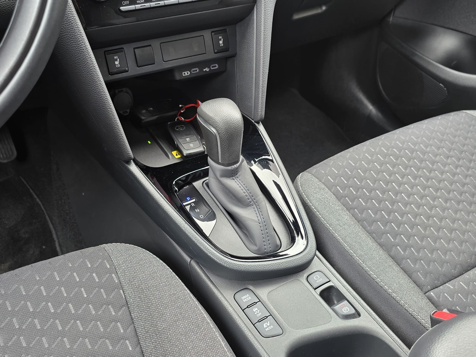 TOYOTA Yaris Cross 1.5 Premium Sondermodell Olympia-image-8