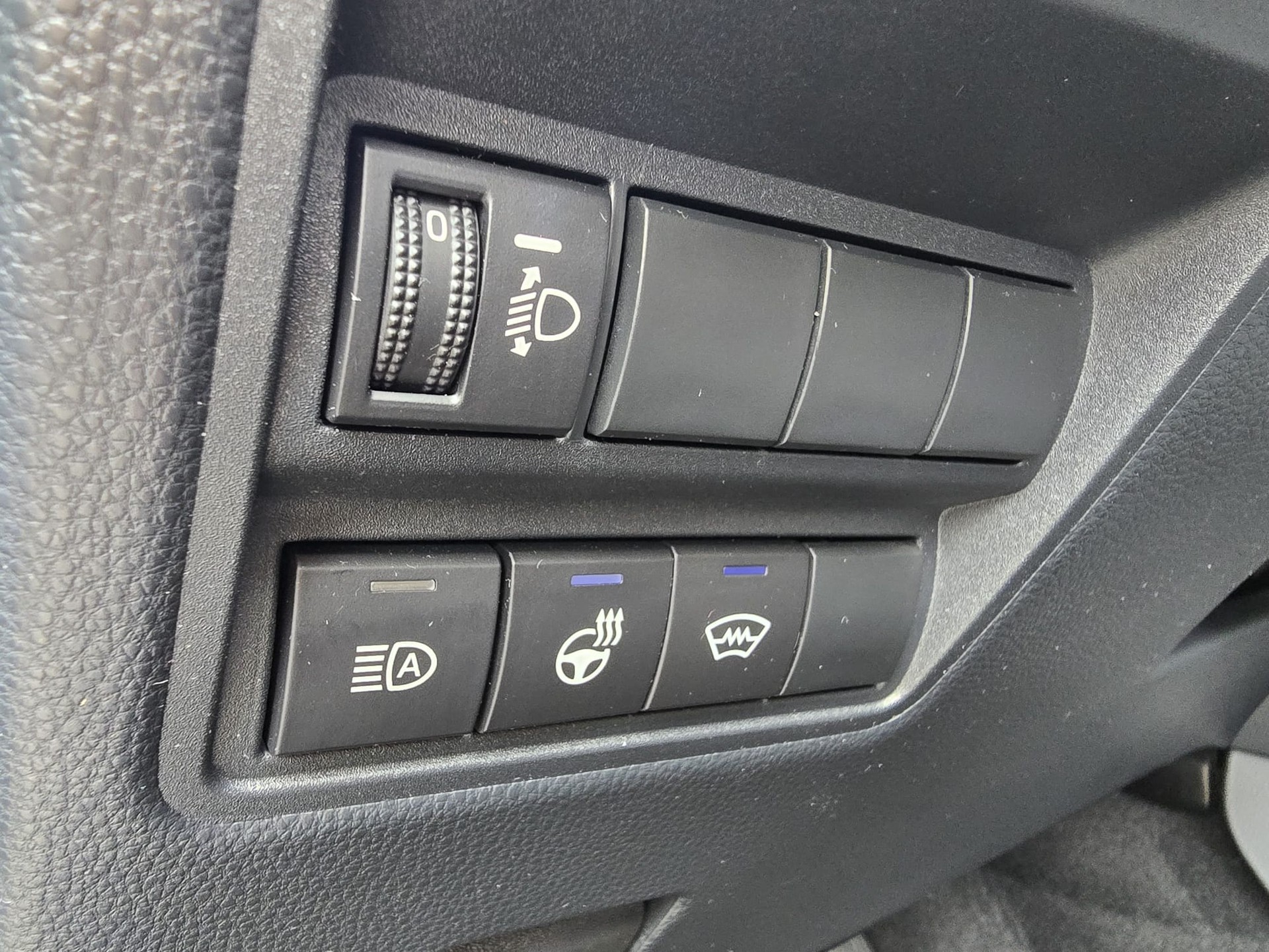 TOYOTA Yaris Cross 1.5 Premium Sondermodell Olympia-image-22