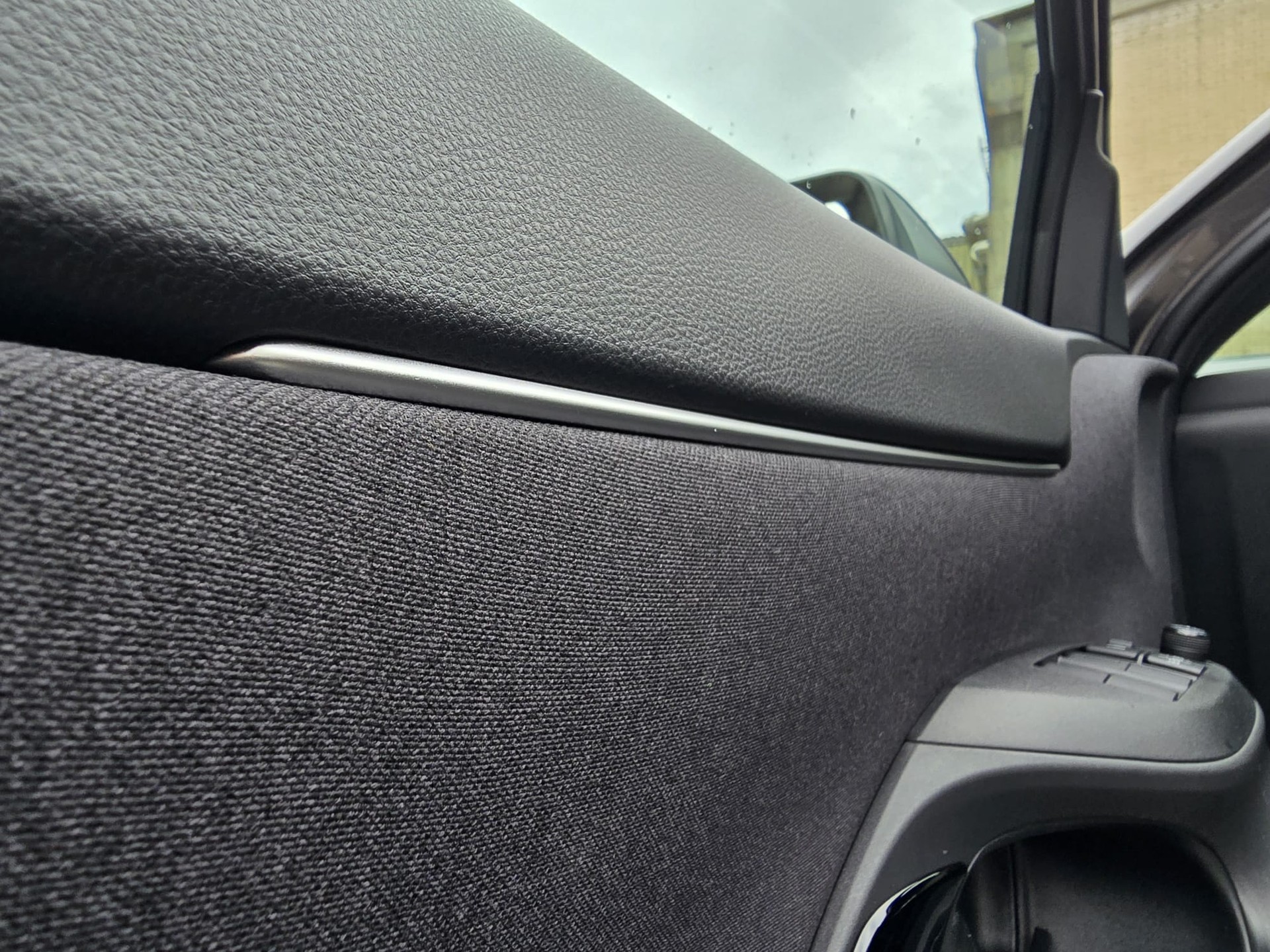 TOYOTA Yaris Cross 1.5 Premium Sondermodell Olympia-image-23