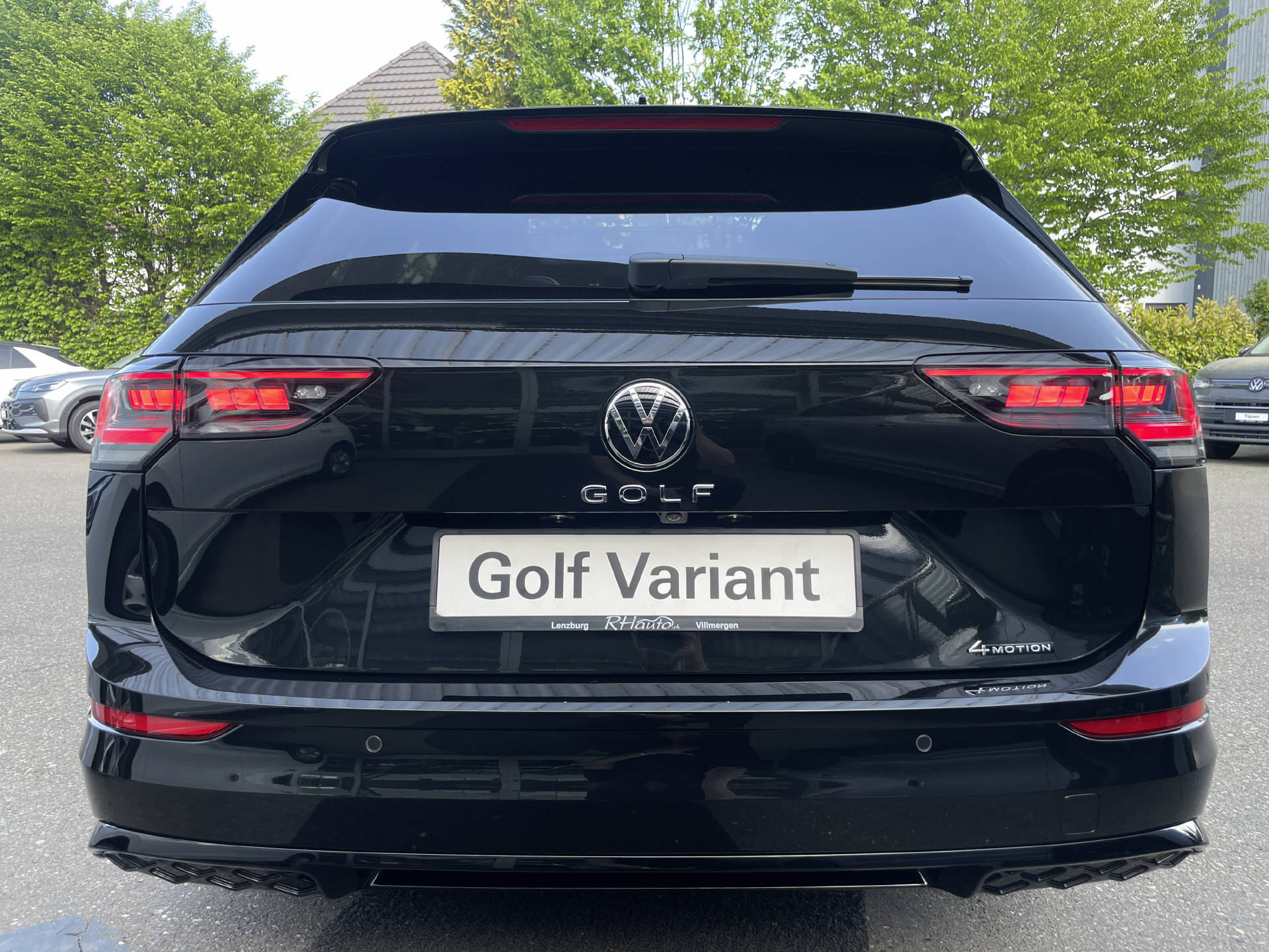 VW Golf VIII Variant 2.0 TSI R-Line DSG 4motion-image-4