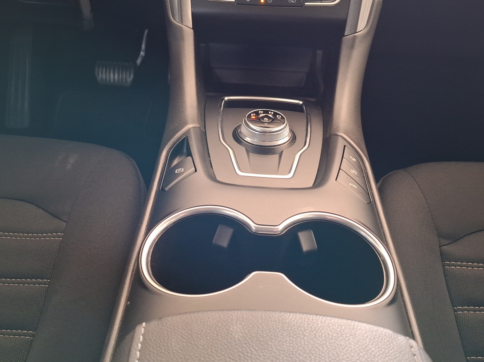 FORD Mondeo 2.0 TDCi Trend Automatik // 8-fach bereift Sommerräder Aluminium-image-12