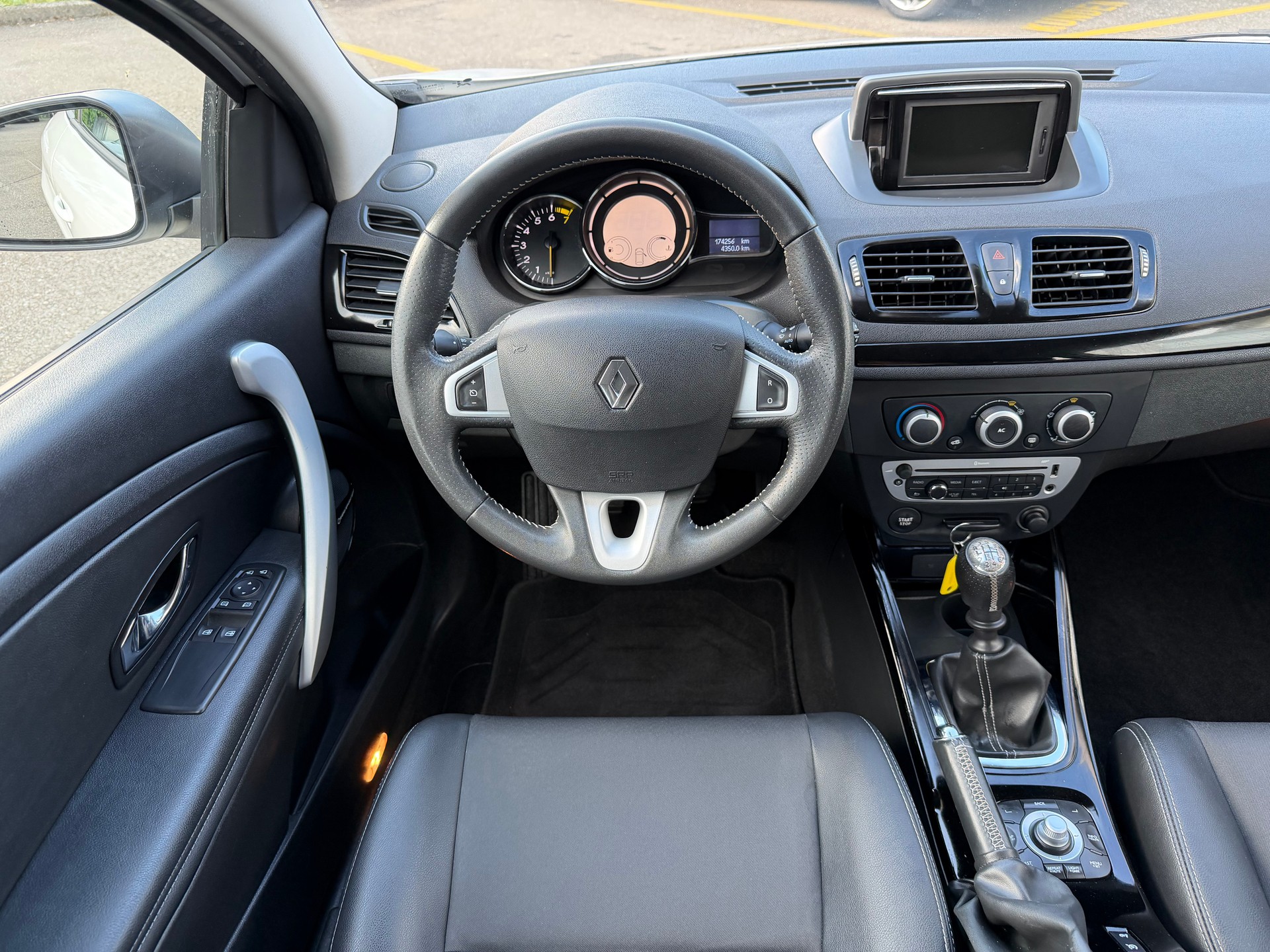 RENAULT Mégane 1.4 16V Turbo Bose-image-9