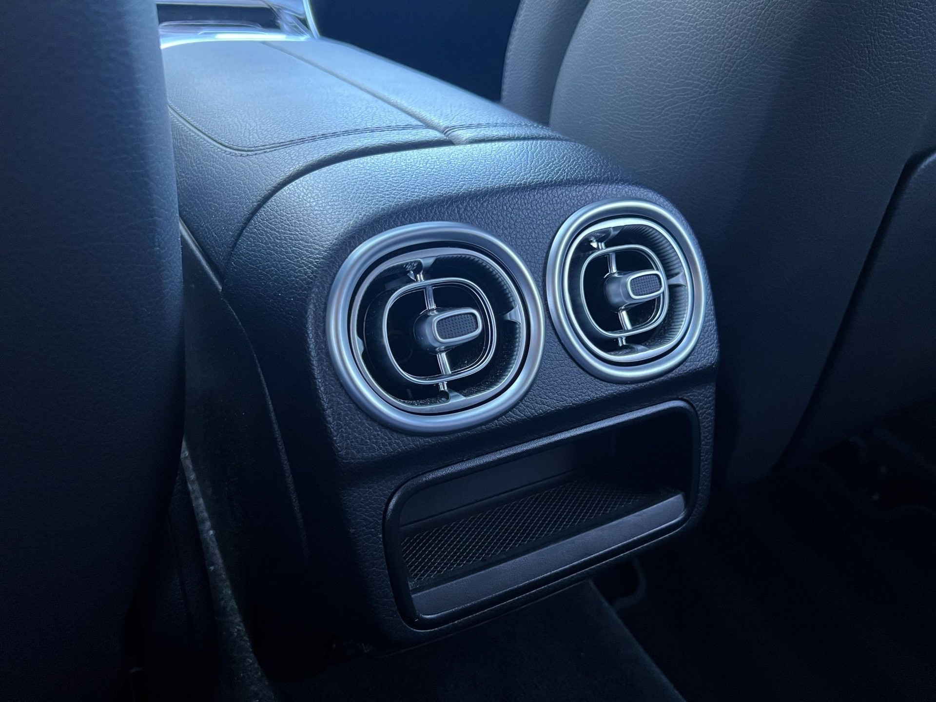 MERCEDES-BENZ C 180 AMG Line-image-18