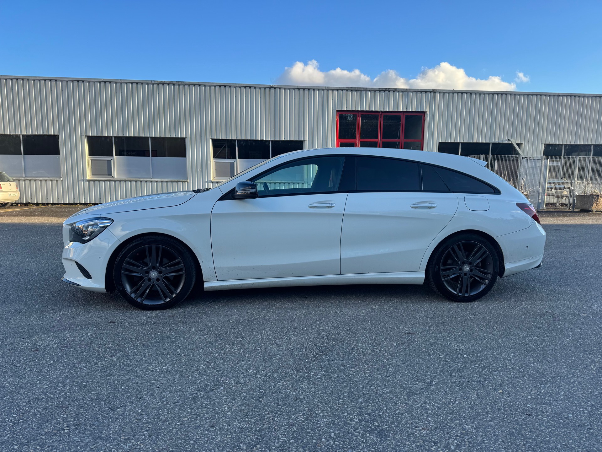 MERCEDES-BENZ CLA Shooting Brake 200 d Urban-image-2