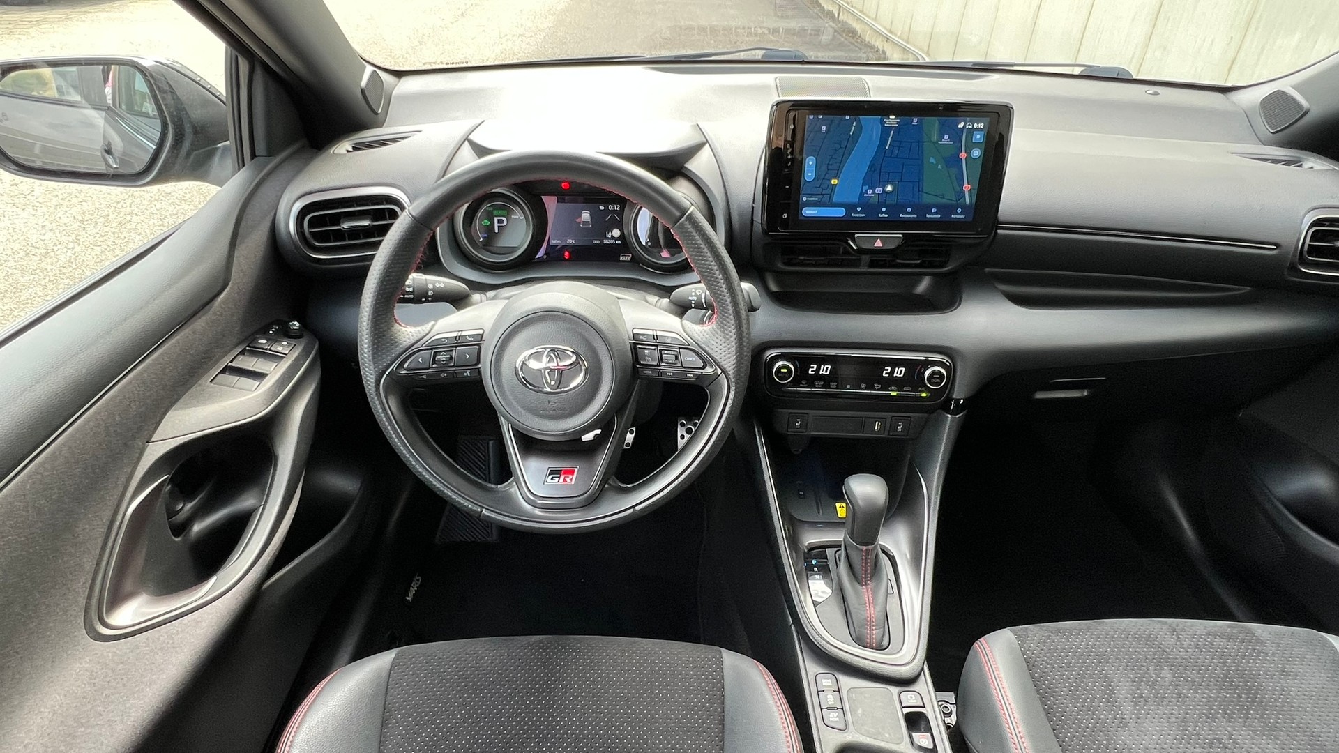 TOYOTA YARIS 1.5 GR SPORT E-CVT l 116 PS-image-21