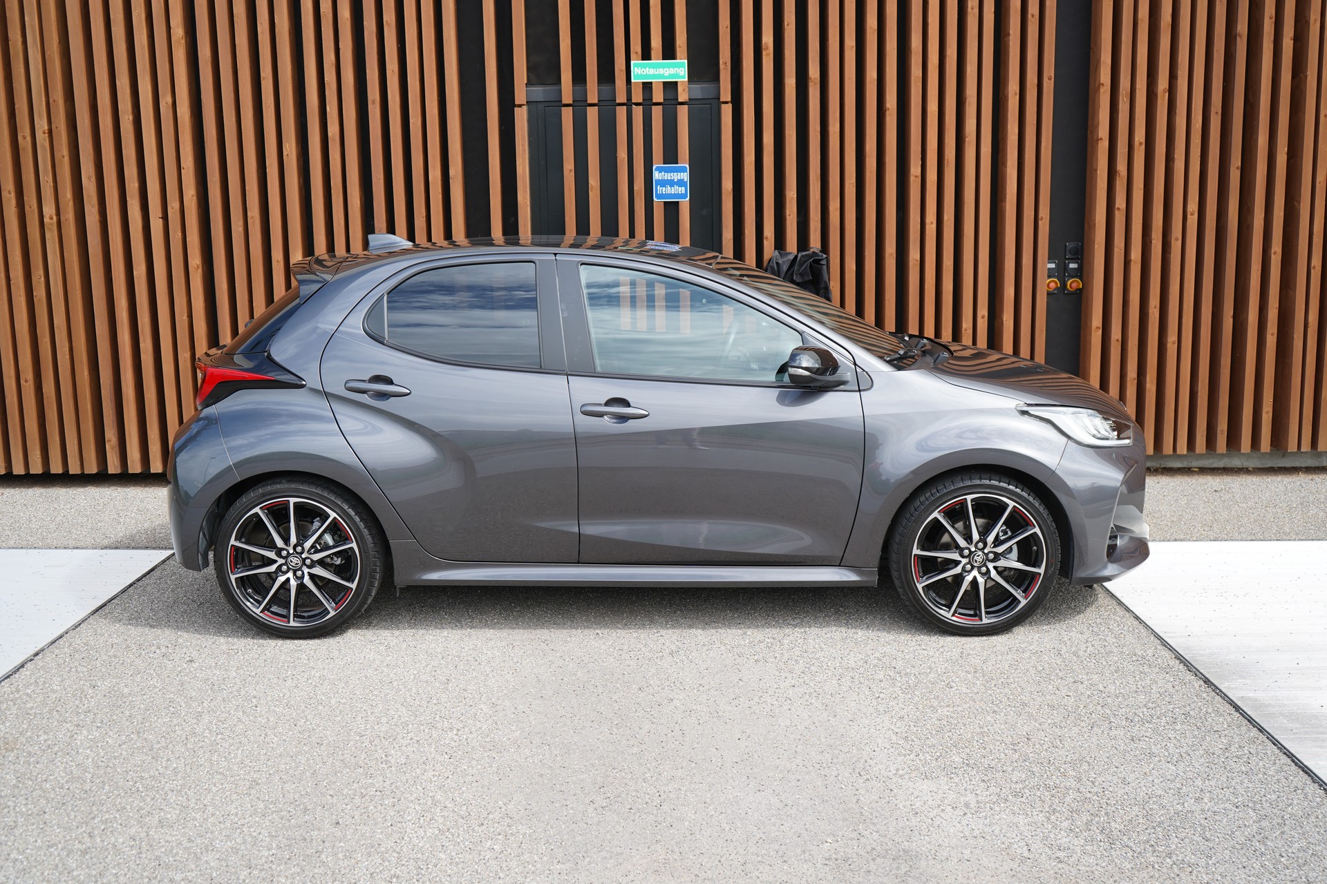 TOYOTA YARIS 1.5 GR SPORT E-CVT l 116 PS-image-2