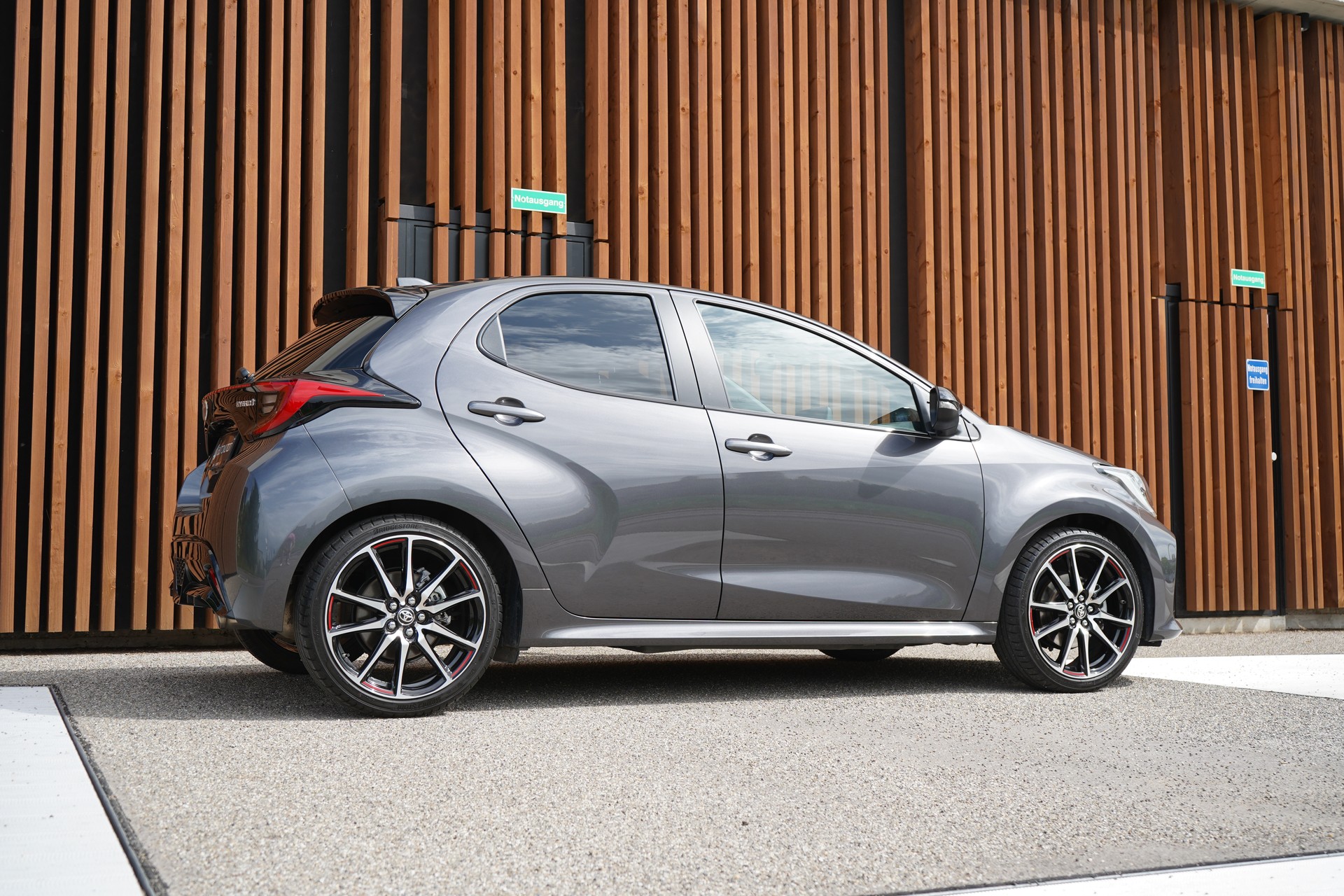 TOYOTA YARIS 1.5 GR SPORT E-CVT l 116 PS-image-11