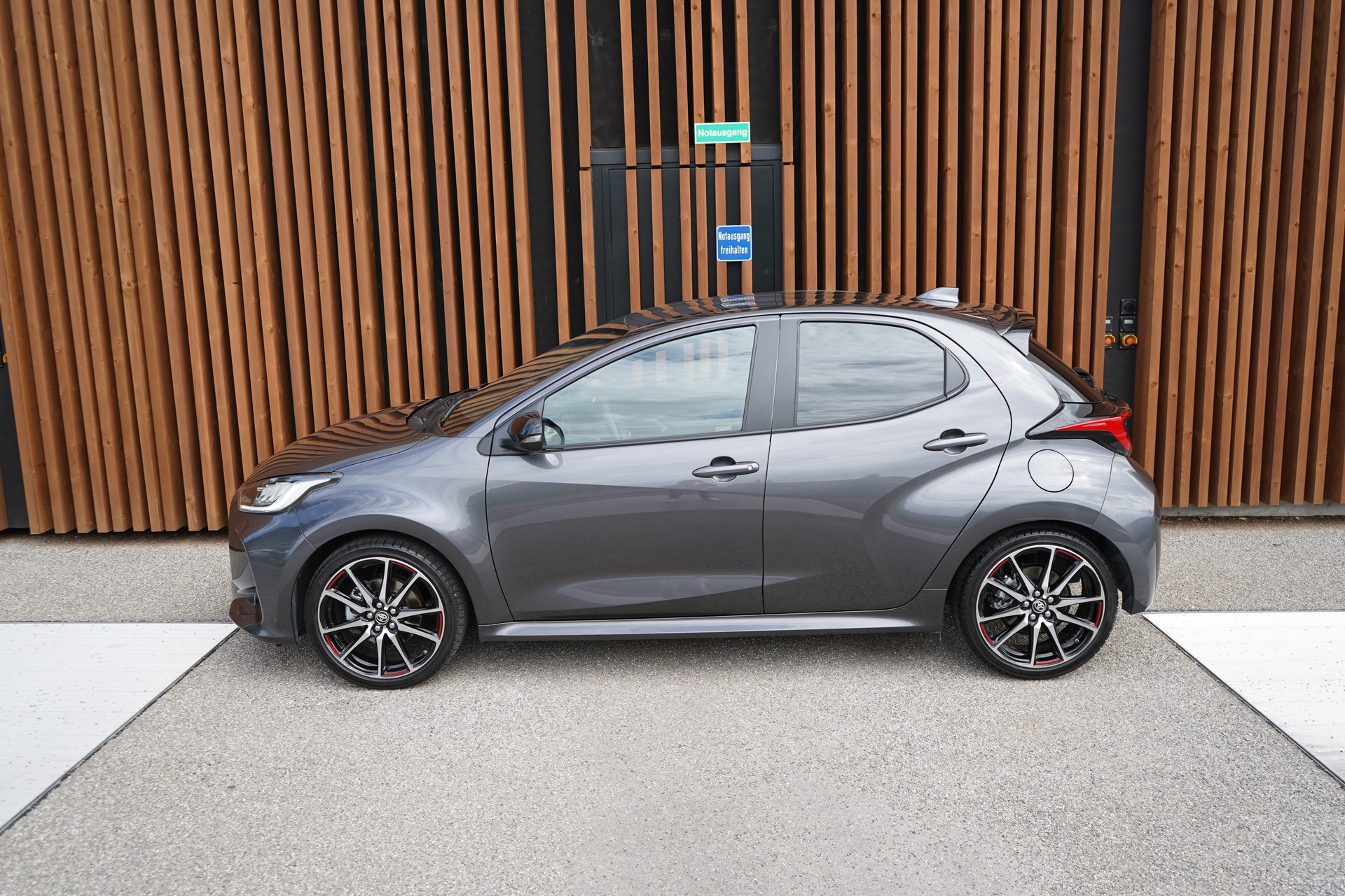 TOYOTA YARIS 1.5 GR SPORT E-CVT l 116 PS-image-3