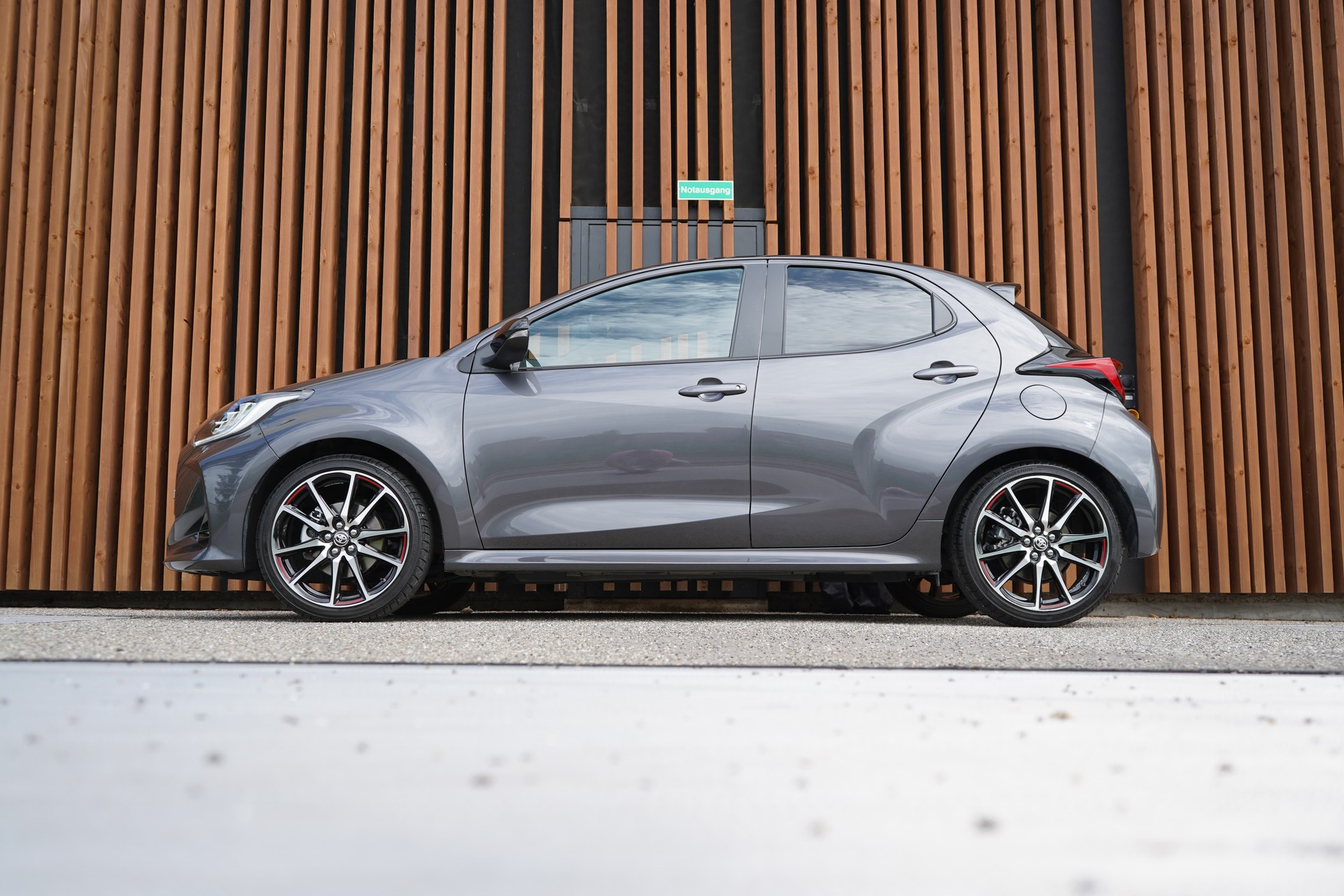 TOYOTA YARIS 1.5 GR SPORT E-CVT l 116 PS-image-1