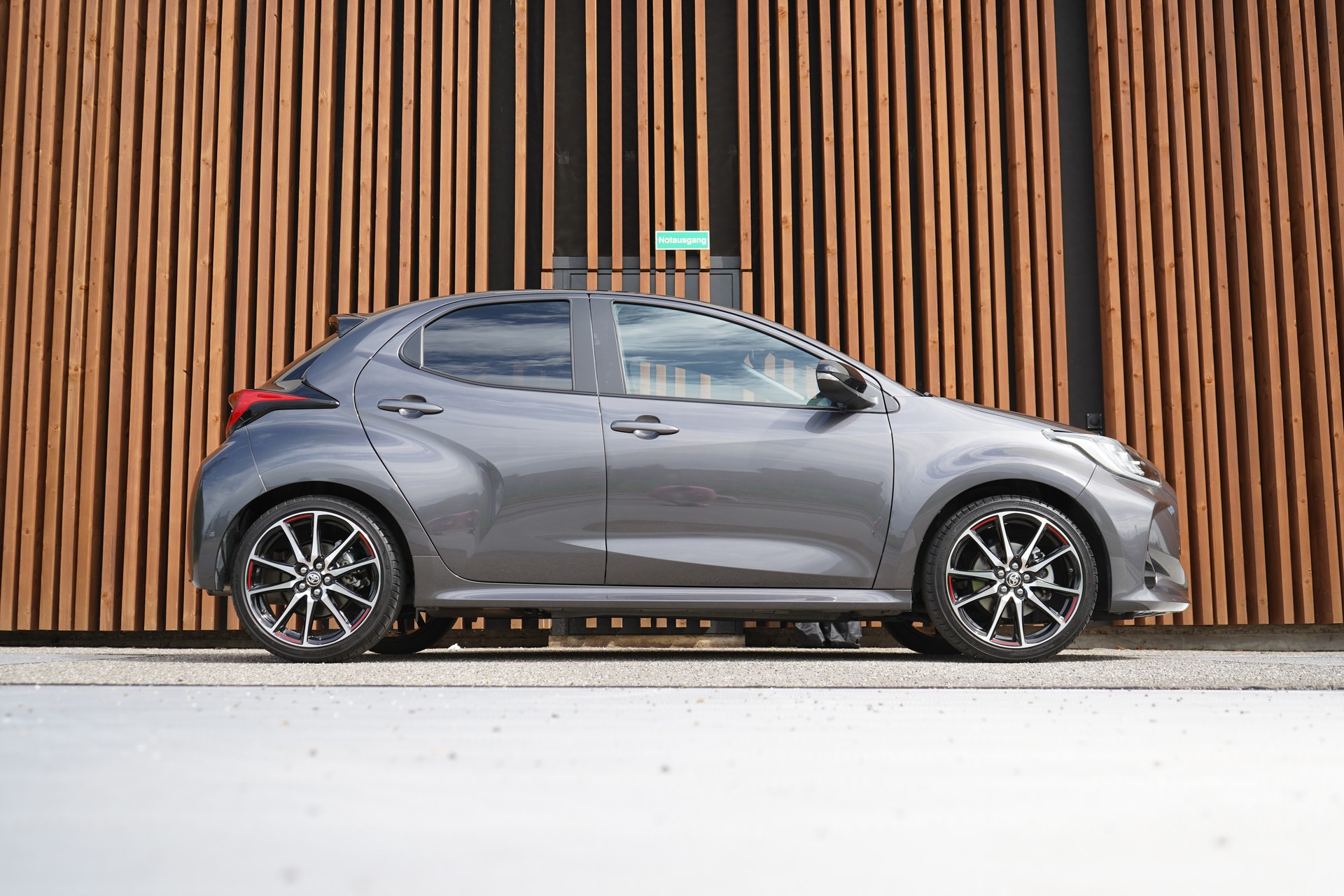 TOYOTA YARIS 1.5 GR SPORT E-CVT l 116 PS-image-0