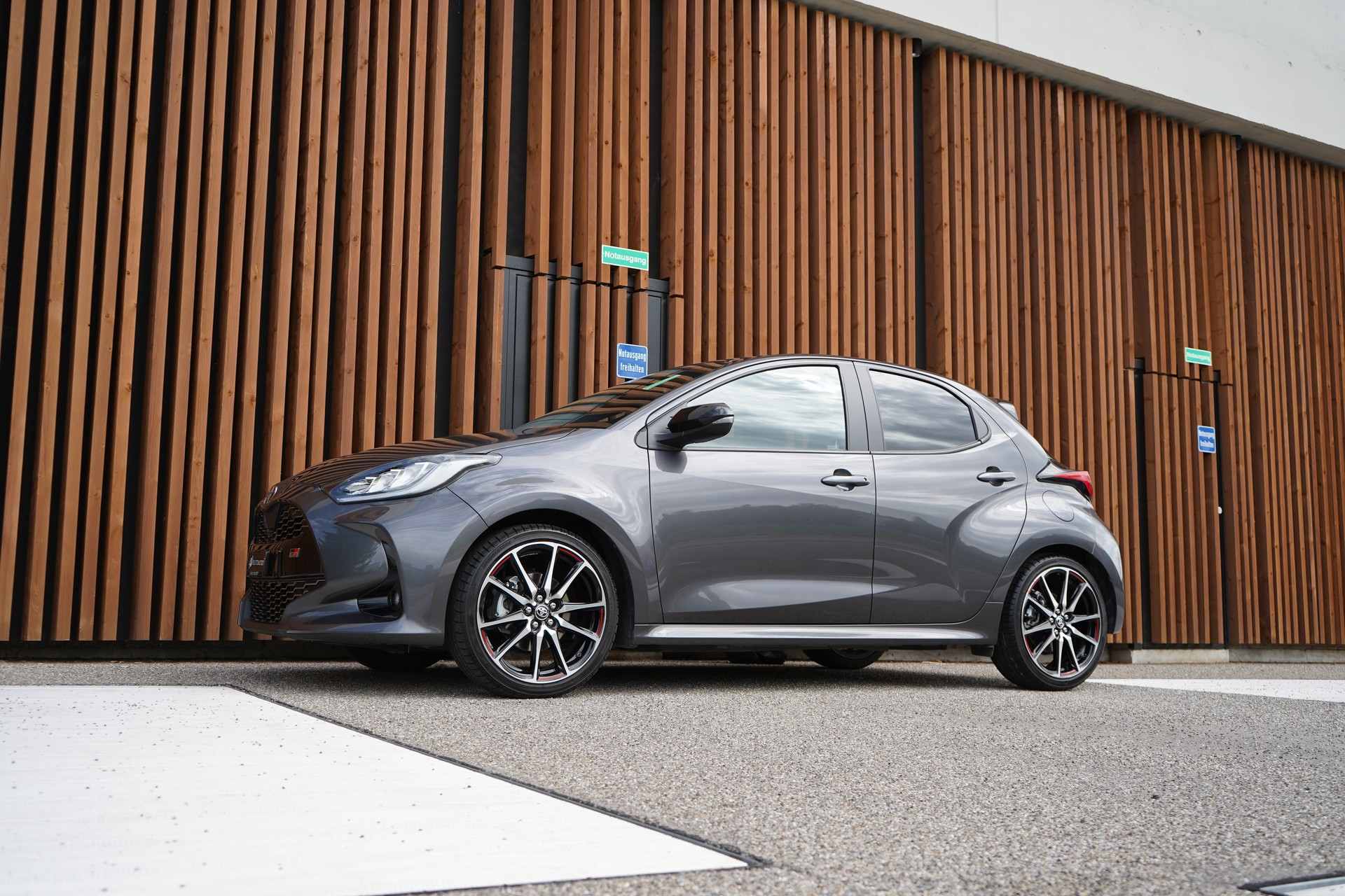 TOYOTA YARIS 1.5 GR SPORT E-CVT l 116 PS-image-4