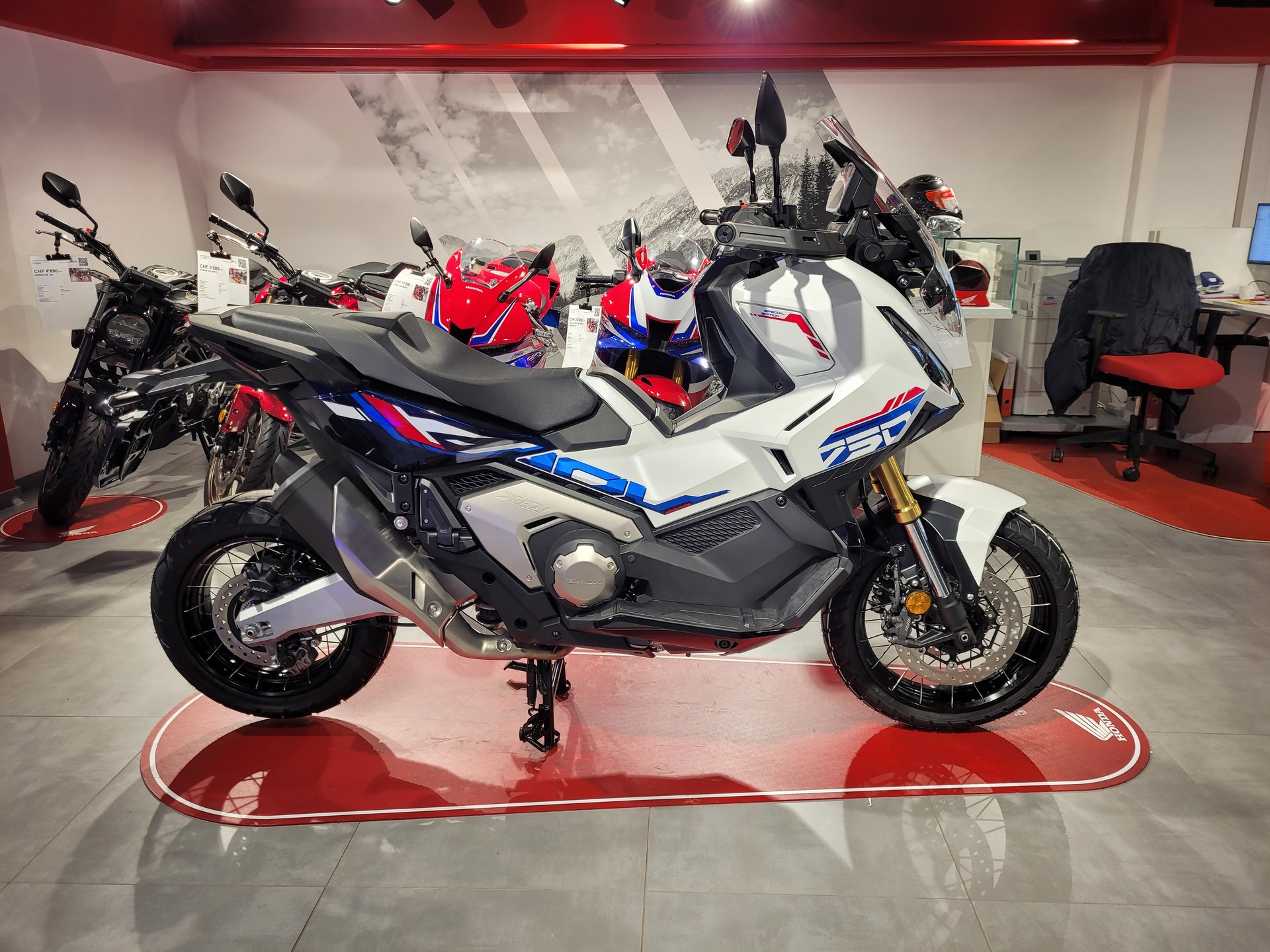 HONDA X-ADV 750-showroom-element-1