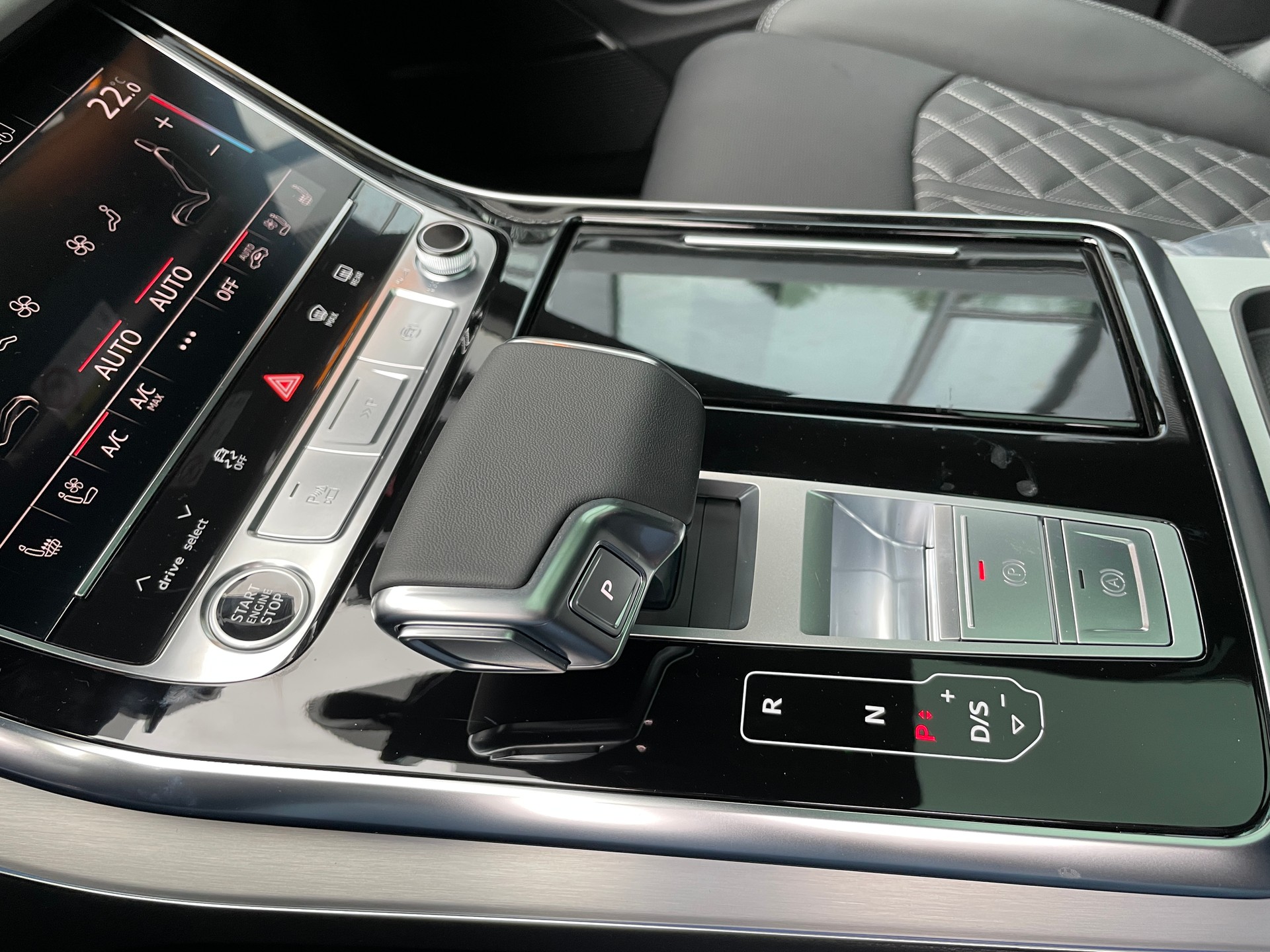 AUDI Q8 60 TFSI e quattro PHEV tiptronic-image-25