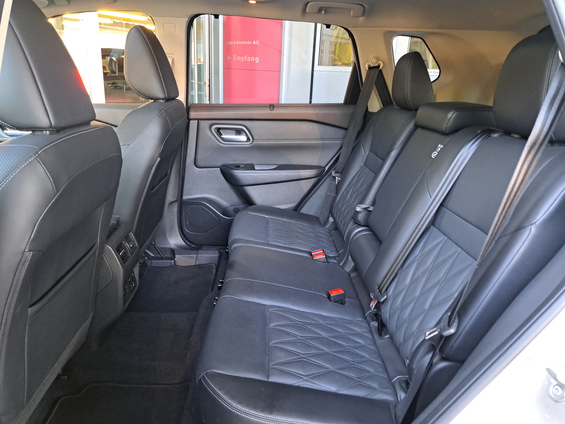 NISSAN X-Trail 1.5 VC-T e-Power 4WD 7 Sitze Unplugged Limited Ed.-image-12