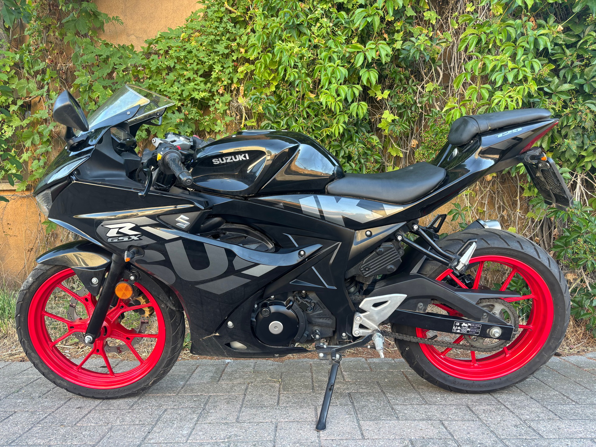 SUZUKI GSX-R 125-image-6