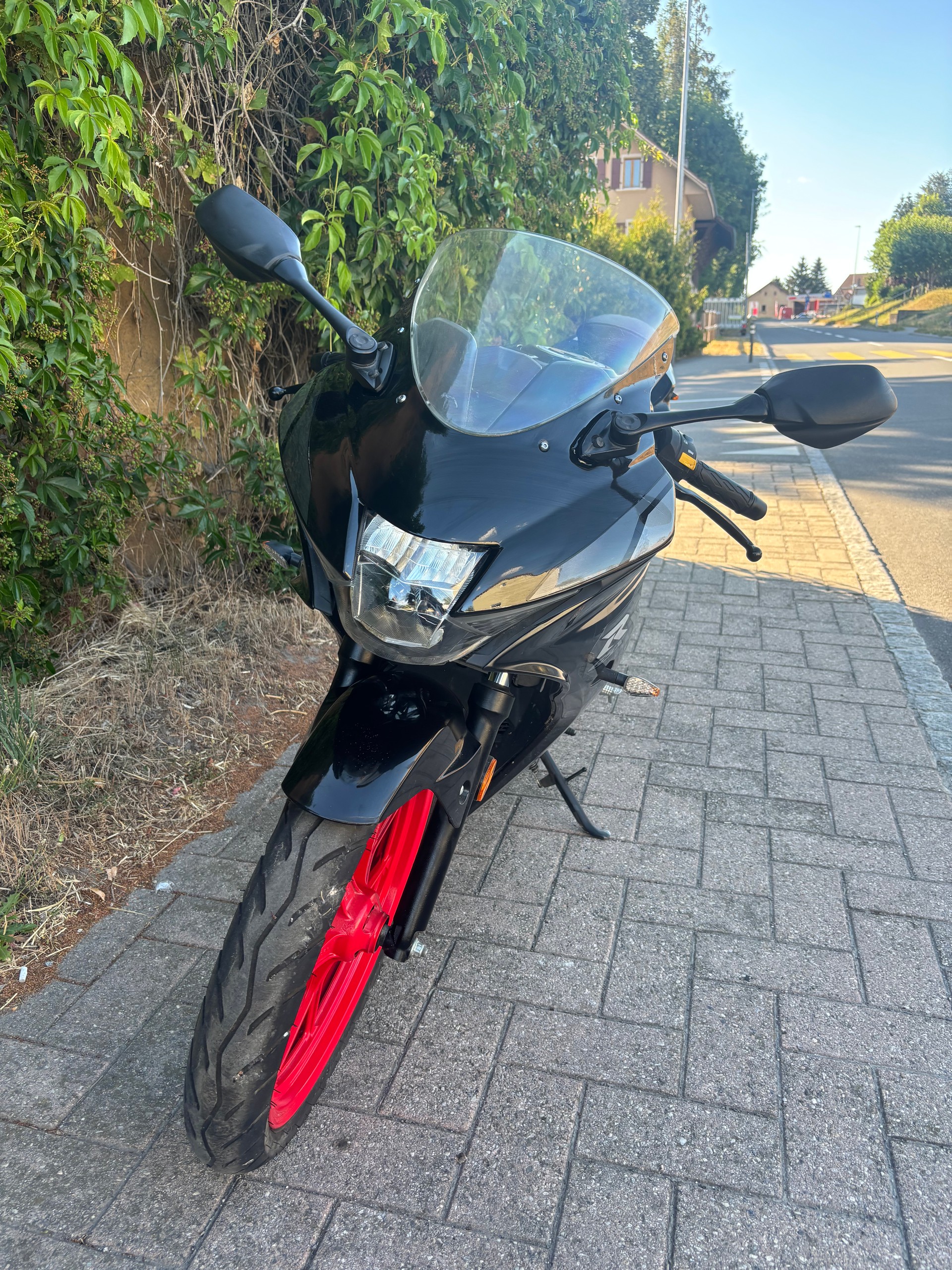 SUZUKI GSX-R 125-image-4
