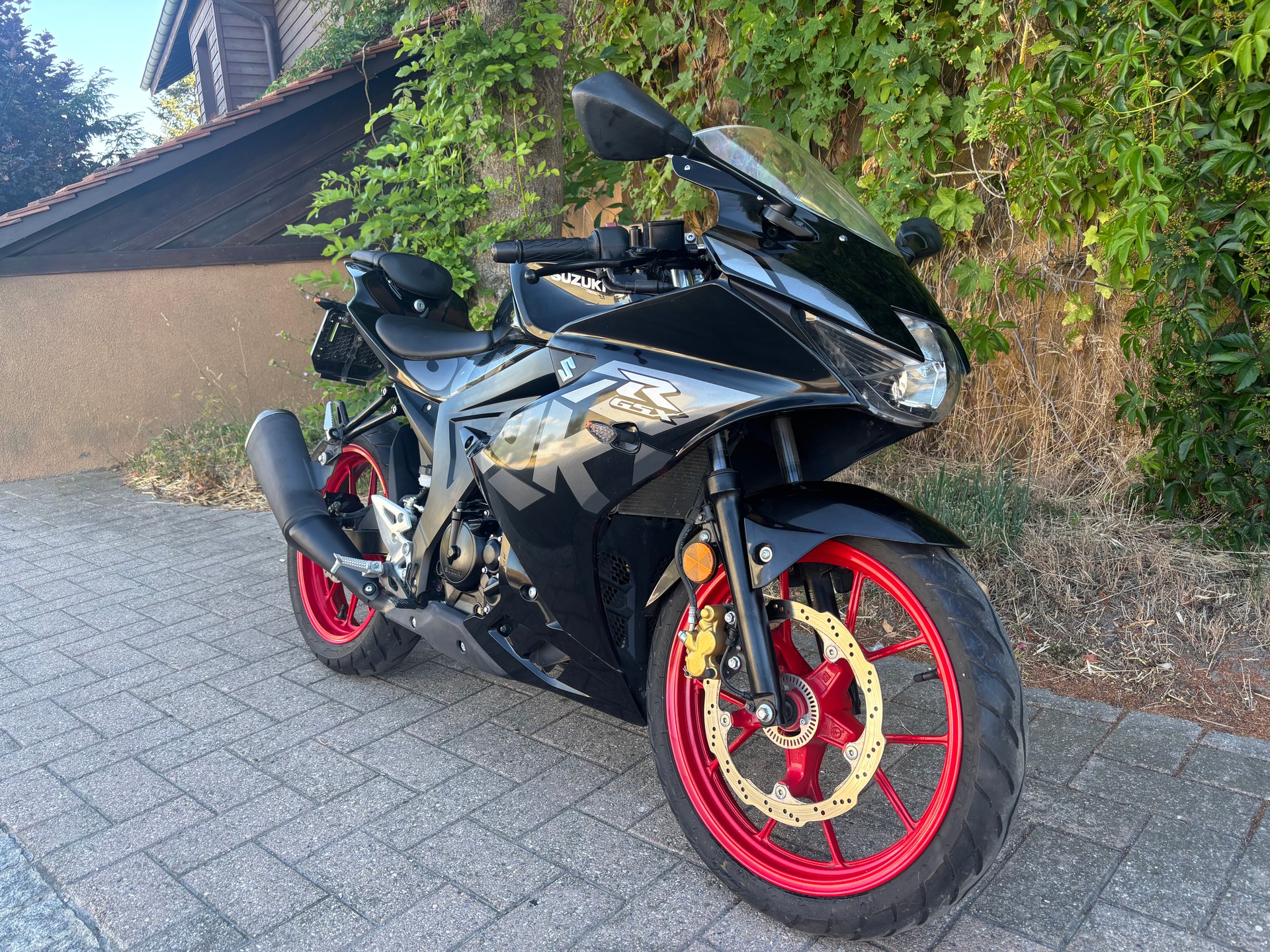 SUZUKI GSX-R 125-image-2
