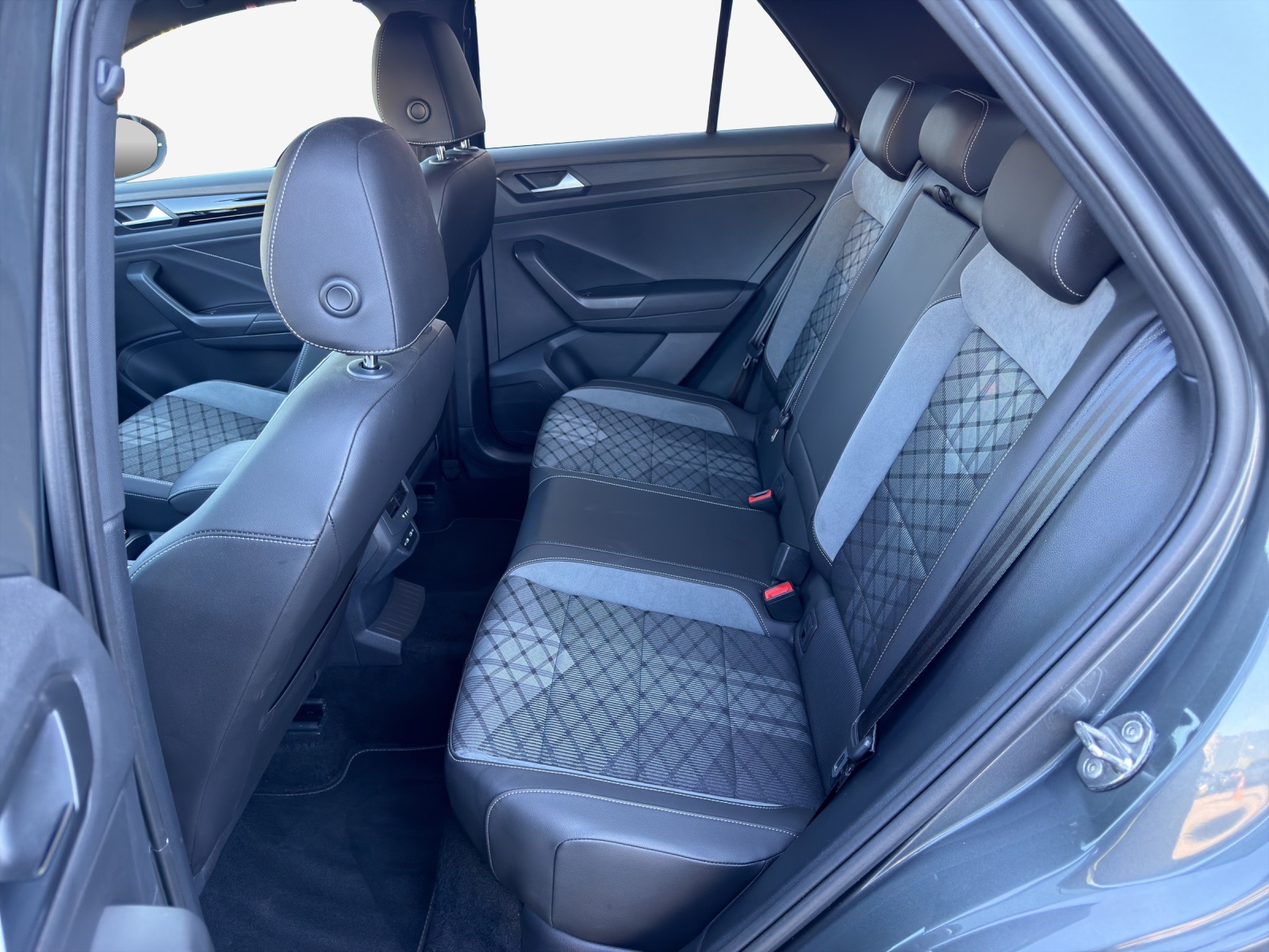 VW T-Roc 2.0 TSI R-Line DSG 4Motion-image-11