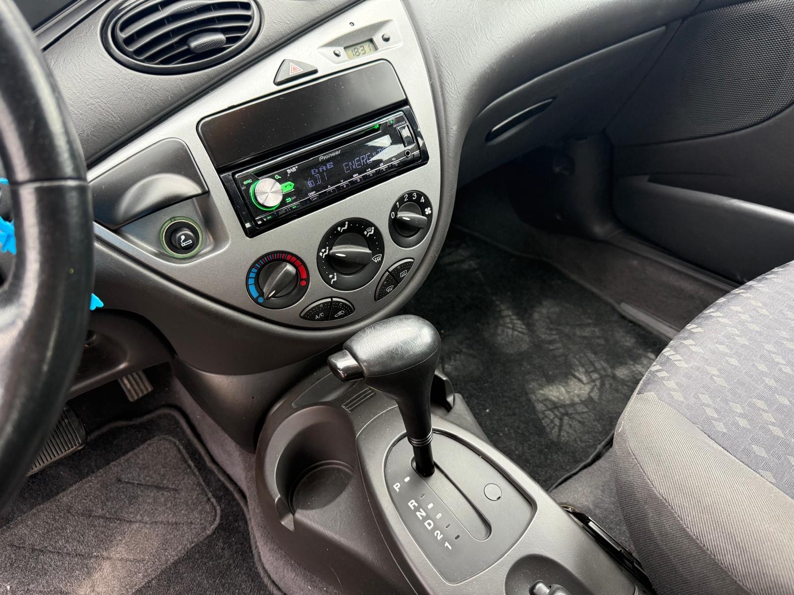 FORD Focus 1.6i 16V Trend-image-8