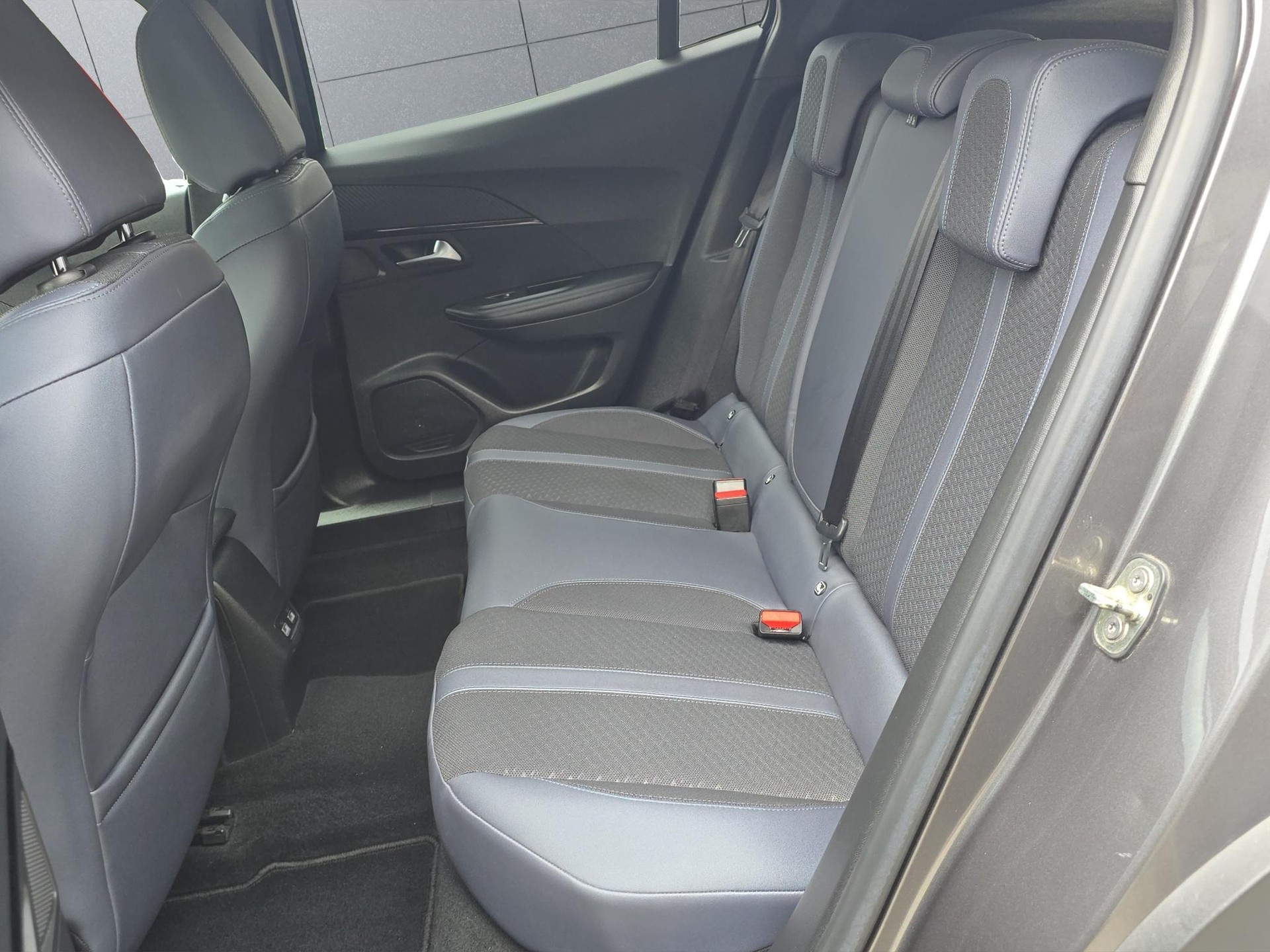 PEUGEOT 2008 1.2 Turbo 130 Allure-image-11